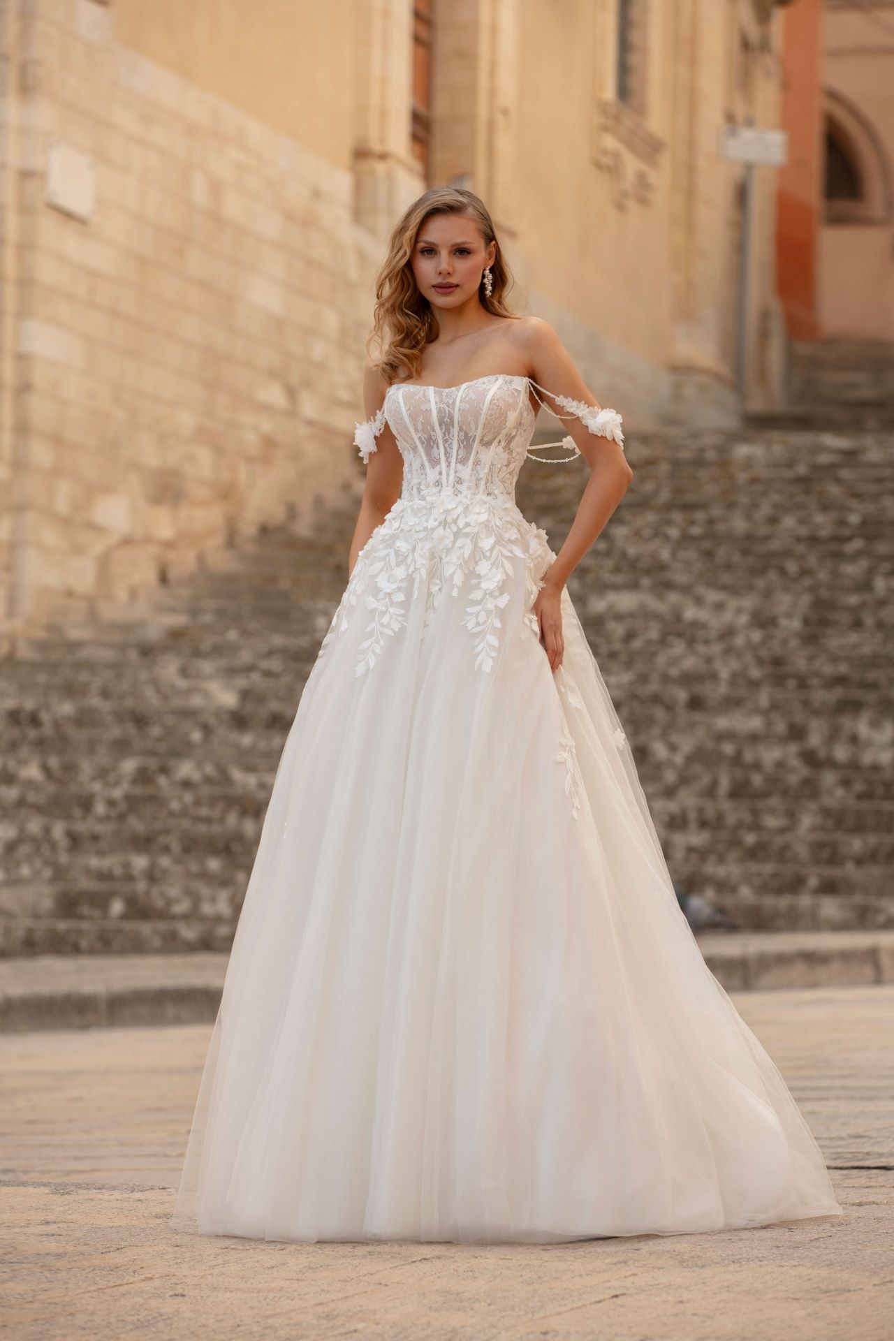 Elegantes A-Linien-Brautkleid mit floraler 3D-Spitze und transparentem Korsagen-Oberteil – romantisches Hochzeitskleid / Wedding Dress mit abnehmbaren Off-Shoulder-Trägern
