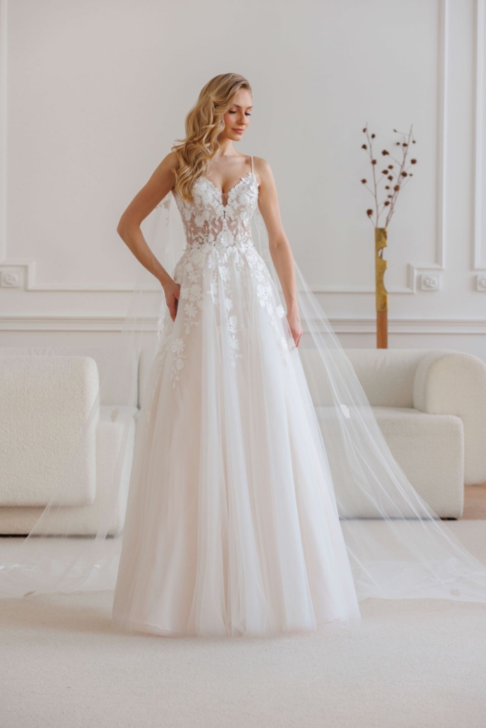 A-Linien Brautkleid mit 3D-Blütenspitze und Tüll-Schleppen – Wedding Dress Romantisches A-Linien-Brautkleid mit transparentem Korsagen-Oberteil, botanischer 3D-Blütenspitze und abnehmbaren Tüll-Schleppen – elegantes Hochzeitskleid / Wedding Dress in Ivory