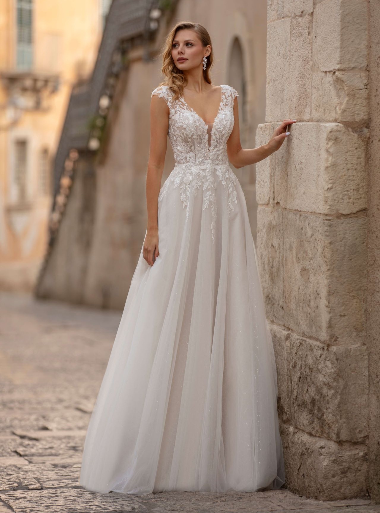 A-Linien-Brautkleid mit zartem V-Ausschnitt, floraler 3D-Spitze und transparentem Oberteil – romantisches Hochzeitskleid / Wedding Dress mit schimmerndem Tüllrock in Ivory