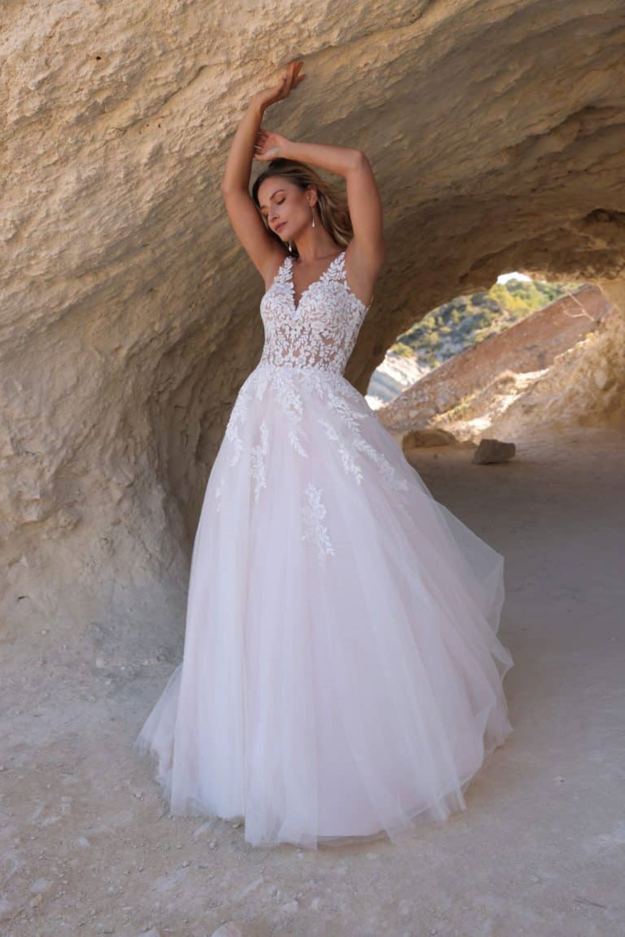 A-Linien Brautkleid mit floraler Spitze, transparentem Oberteil und fliessendem Tüllrock