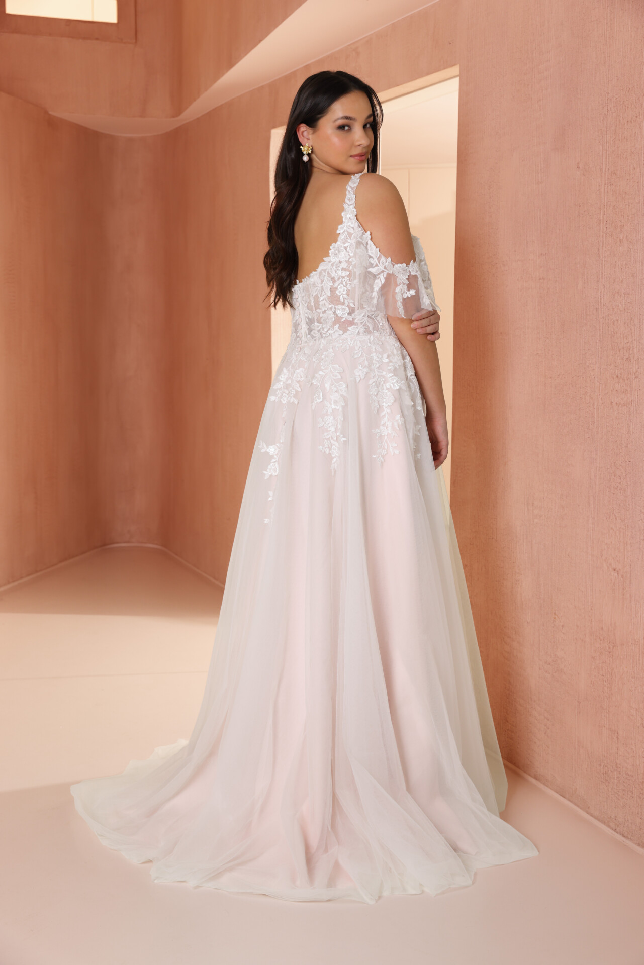 Curvy Brautkleid | Hochzeitskleid mit floraler Spitze und Off-Shoulder-Trägern – romantisches Wedding Dress in A-Linie