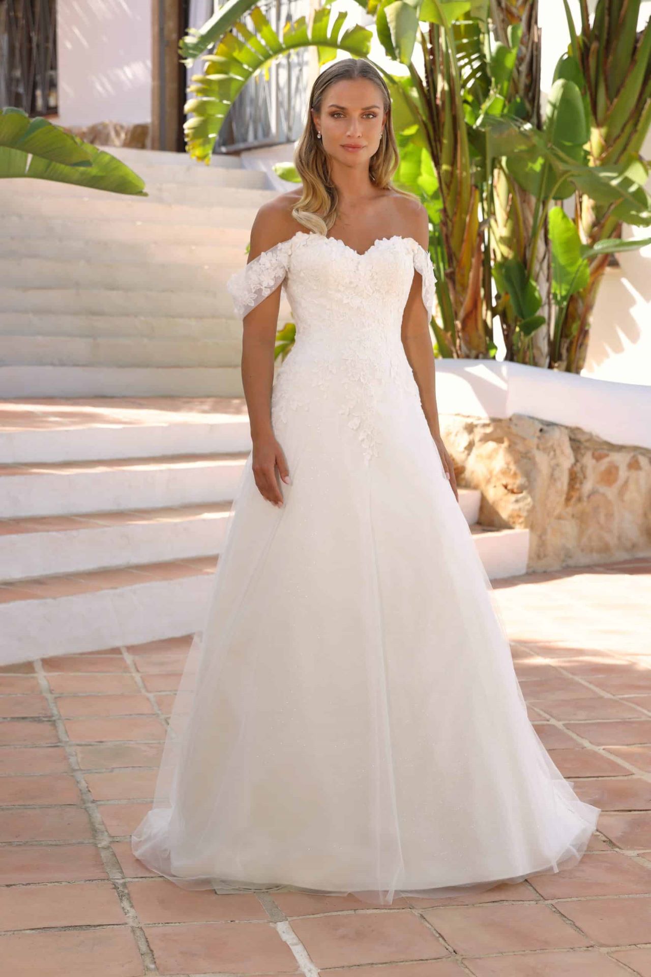 A-Linien Brautkleid Off-Shoulder mit floraler Spitze und elegantem Tüllrock