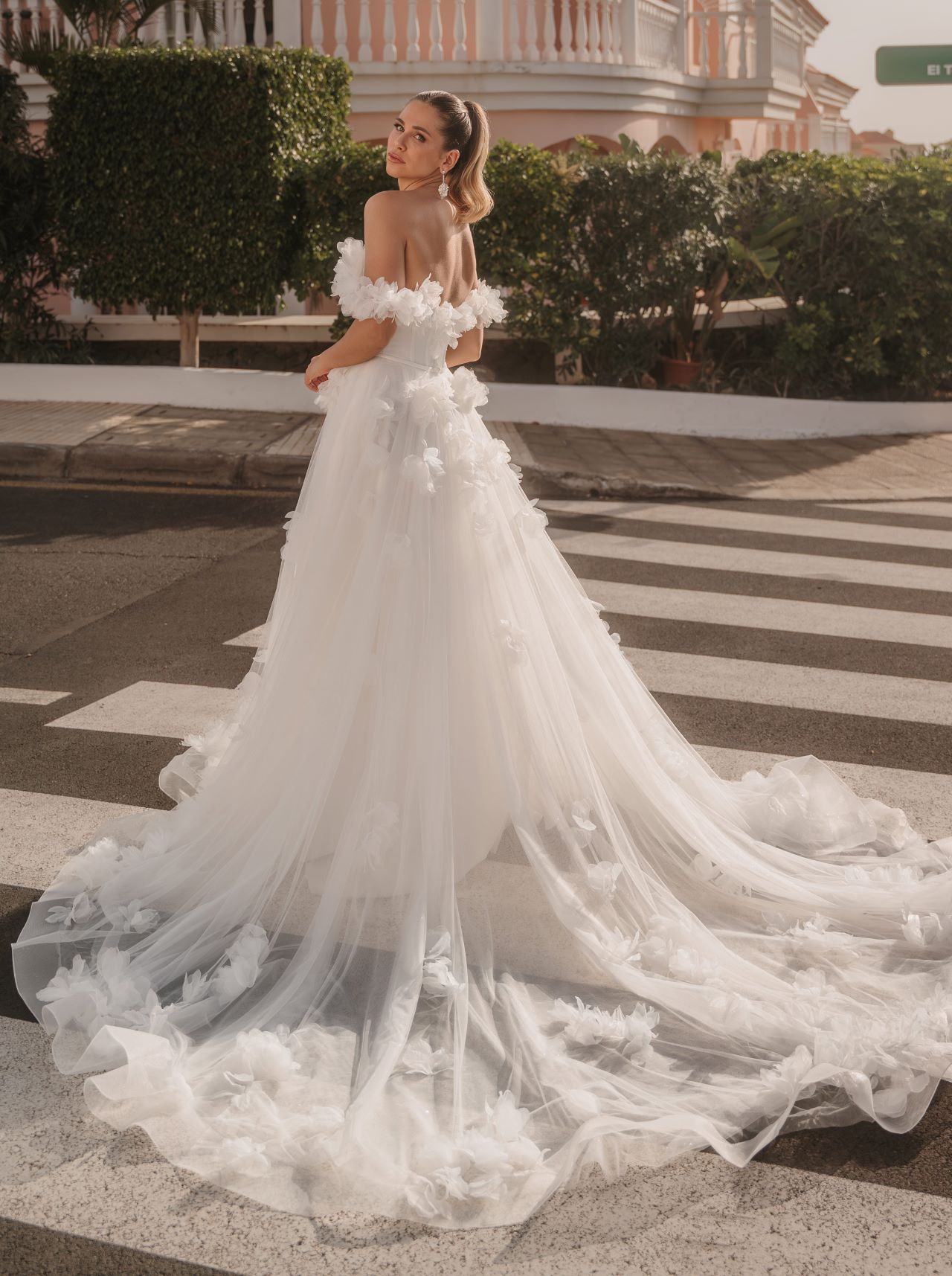 Hochzeitskleid – Brautkleid – Wedding Dress – A-Linie – Off Shoulder – 3D Blumen – Tüll