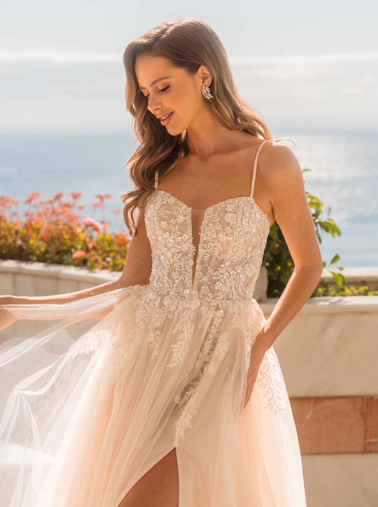 Blush A-Linien Hochzeitskleid mit floraler Spitze und hohem Schlitz – romantisches Tüll Wedding Dress