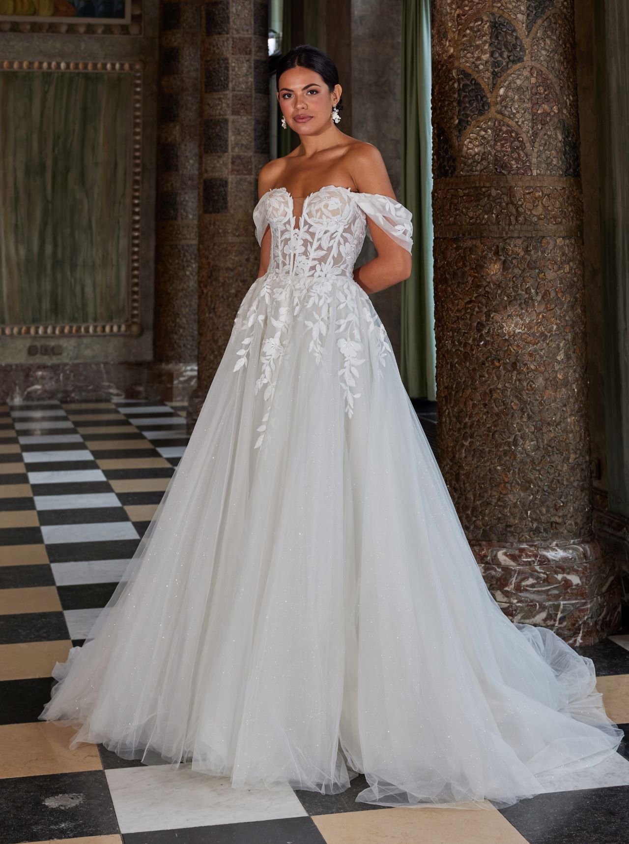 Elegantes Off-Shoulder Hochzeitskleid mit 3D-Blütenspitze, tiefem V-Ausschnitt und glitzerndem Tüllrock – romantisches A-Linien wedding dress für moderne Bräute.