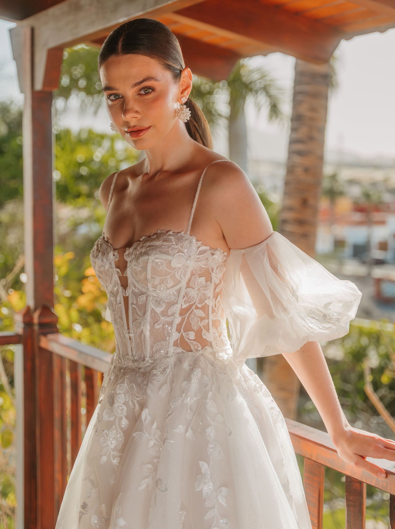 A-Linien Hochzeitskleid – wedding dress mit transparenter Korsage, floraler Spitze und abnehmbaren Puffärmeln