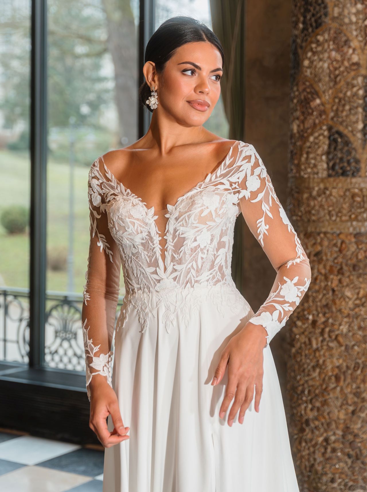 Elegantes Hochzeitskleid – wedding dress mit langen Spitzenärmeln, transparenter Korsage und hohem Beinschlitz