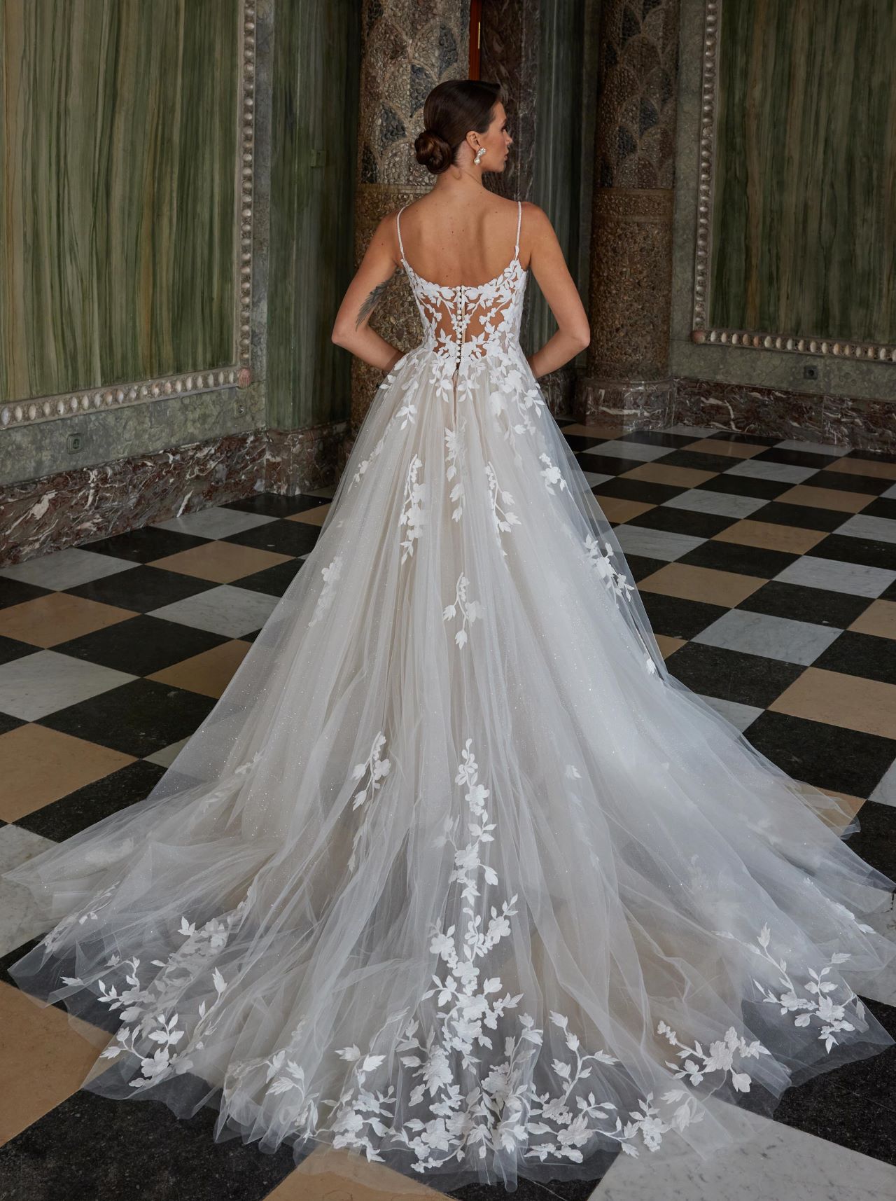 Elegantes A-Linien-Brautkleid mit transparentem Spitzen-Oberteil, floralen Applikationen und zarter Schleppe – Hochzeitskleid