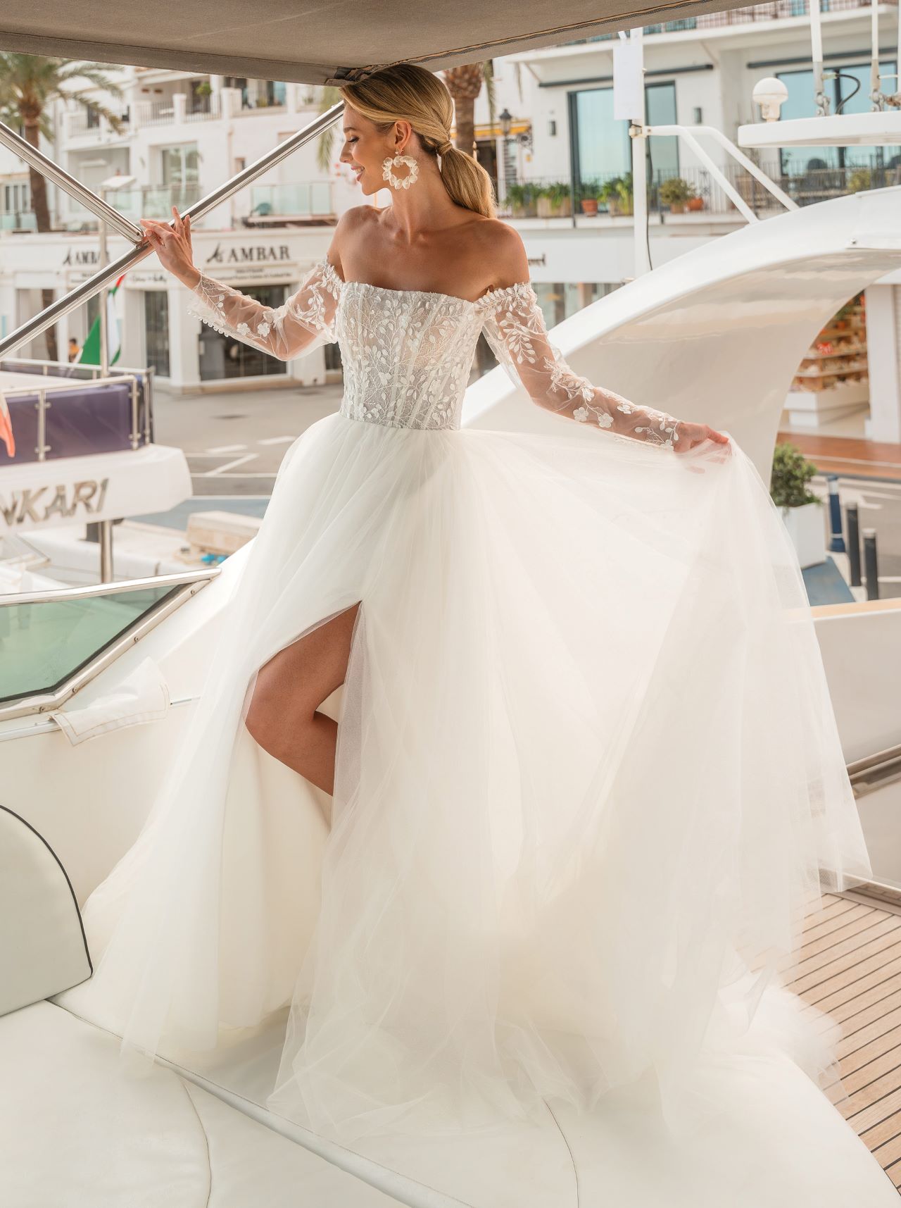 Hochzeitskleid – Brautkleid – Wedding Dress – Off Shoulder – A-Linie – Tüllrock – Spitzenoberteil – Lange Ärmel – Beinschlitz – Romantisch – Elegant