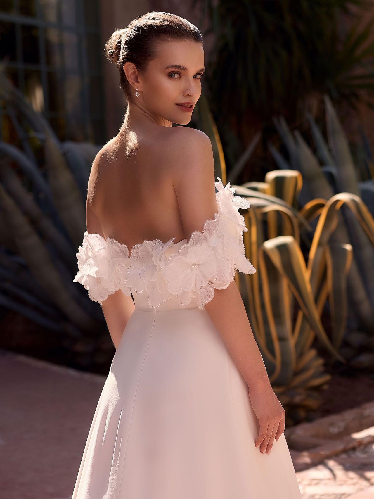 Elegantes Off-Shoulder Brautkleid im Clean-Chic-Stil mit schlichten Linien und floralen 3D-Ärmeln