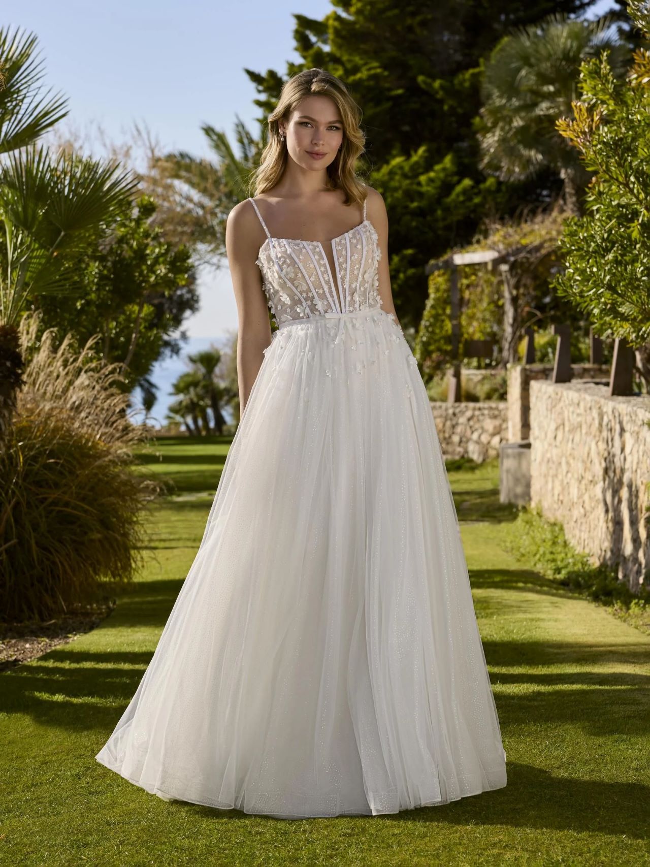 A-Linien-Hochzeitskleid mit transparentem Spitzen-Corsagenoberteil, zarten Spaghettiträgern und glitzerndem Tüllrock – romantisches Brautkleid