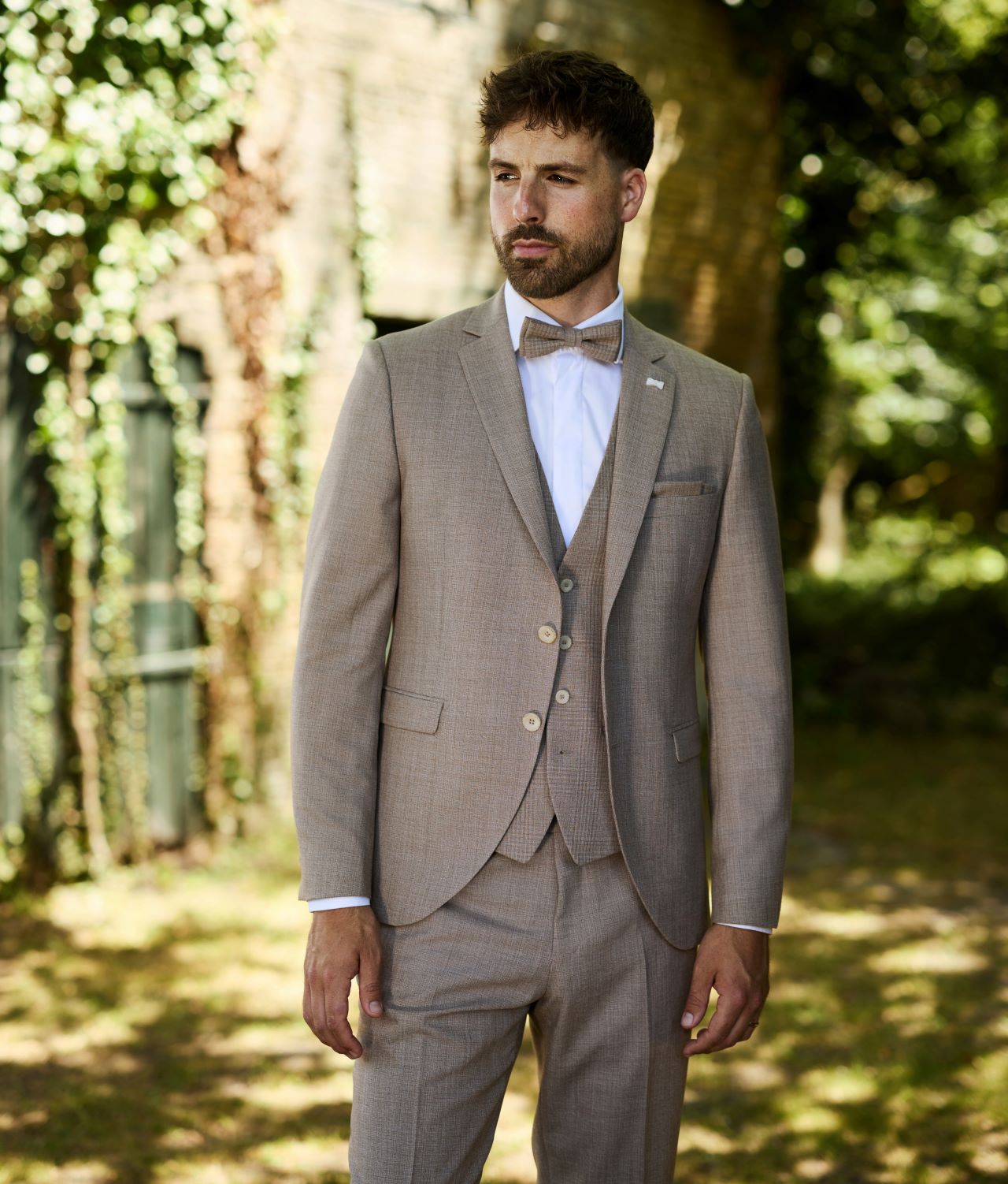 Beige-karrierter Hochzeitsanzug mit Weste und Krawatte – eleganter Bräutigam Anzug für Sommerhochzeit