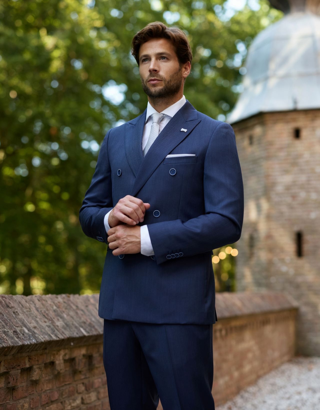 Dunkelblauer Hochzeitsanzug mit Weste und Krawatte – eleganter Bräutigam Anzug für Sommerhochzeit