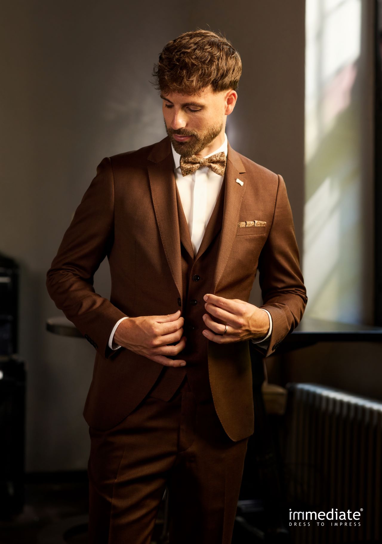 Brauner Hochzeitsanzug mit Weste und Krawatte – eleganter Bräutigam Anzug für Sommerhochzeit