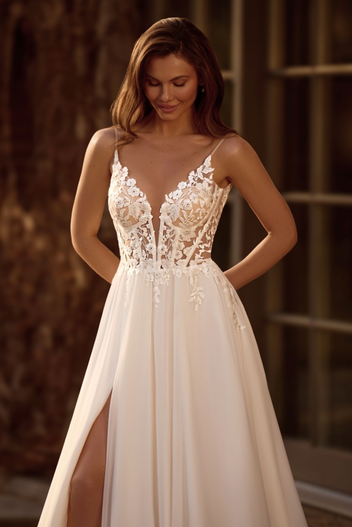 A-Linie-Brautkleid-Spitze-V-Ausschnitt-Backless A-Linien Brautkleid – florale Spitze – tiefer V-Ausschnitt – transparenter Rücken – fließender Chiffonrock