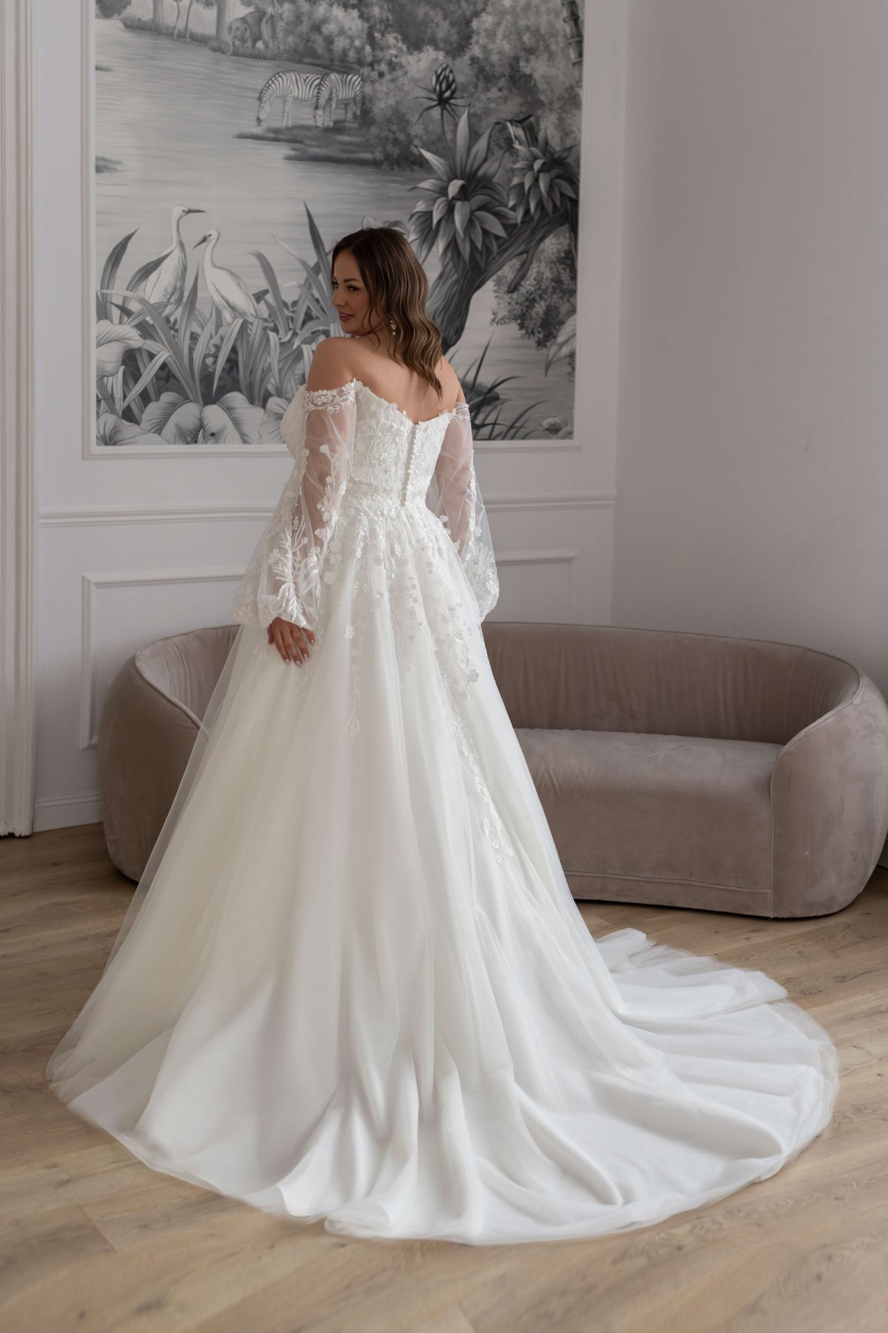 Curvy A-Linien-Brautkleid mit Off-Shoulder-Ausschnitt, Puffärmeln, floraler Spitze und Tüllrock – Weddingdress bei Brautfashion in Sins