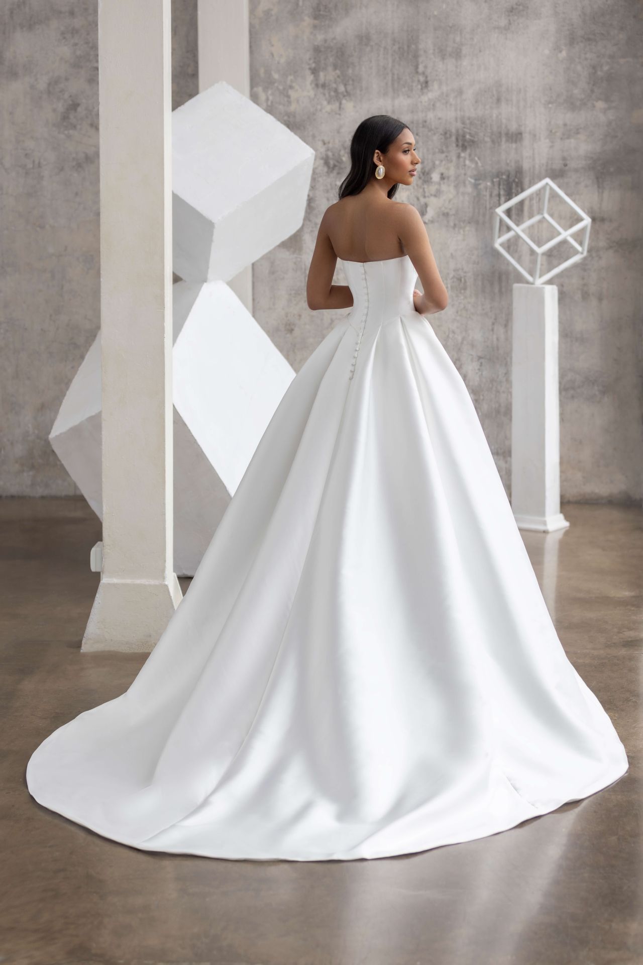 Clean-Chic-Prinzessin-Brautkleid mit Drapierung, trägerloser Corsage, Basque Taille und voluminösem Rock – Weddingdress bei Brautfashion in Sins