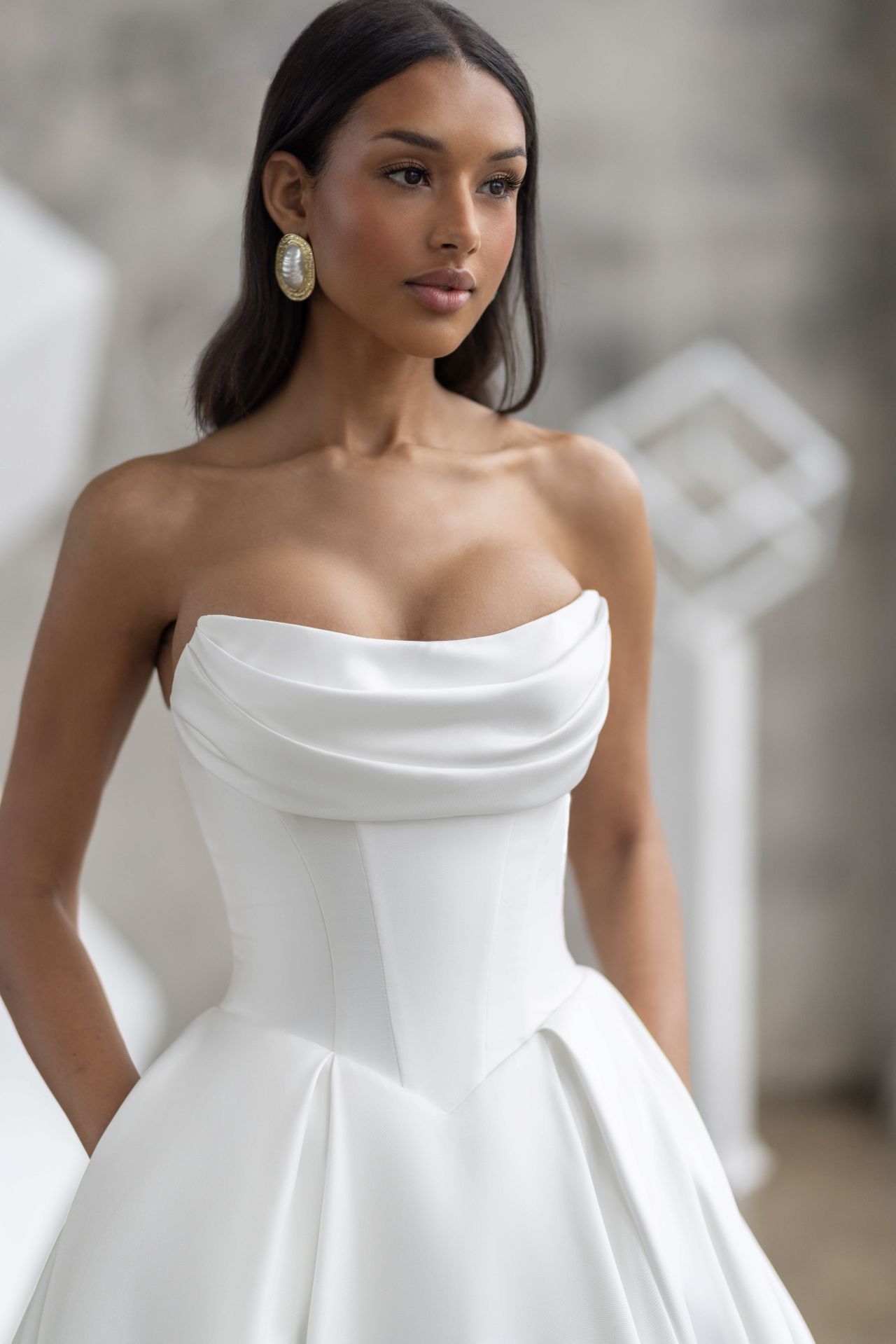 Clean-Chic-Prinzessin-Brautkleid mit Drapierung, trägerloser Corsage, Basque Taille und voluminösem Rock – Weddingdress bei Brautfashion in Sins