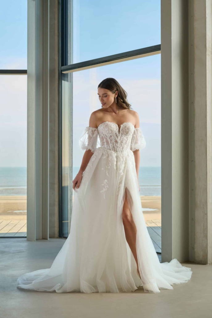 A-Linien-Brautkleid mit Puffärmeln & Spitzen-Corsage – Weddingdress Brautfashion Romantisches A-Linien-Brautkleid mit Off-Shoulder-Puffärmeln, transparenter Spitzen-Corsage, floralen Applikationen und Tüllrock – Weddingdress bei Brautfashion in Sins
