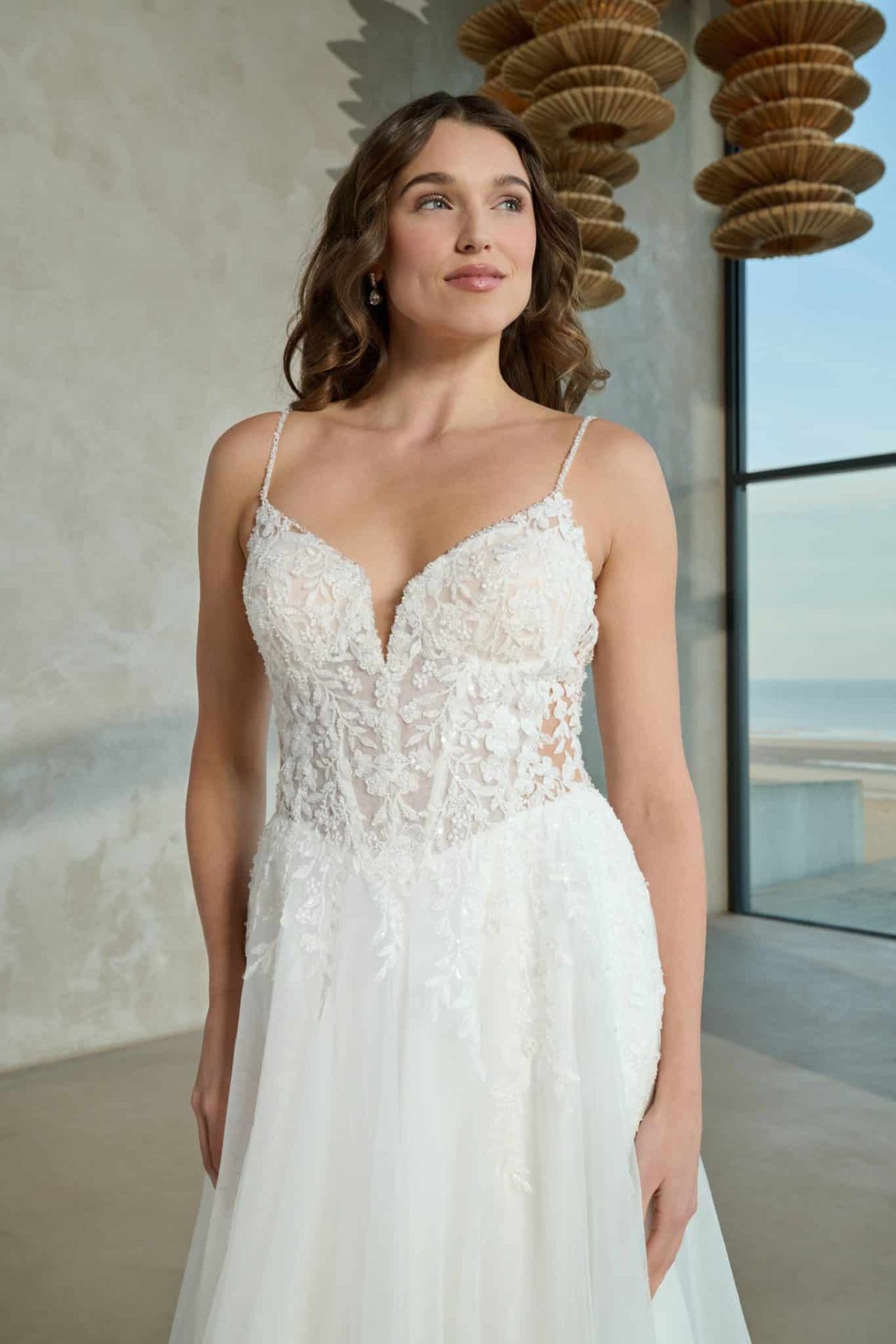 Romantisches A-Linien-Brautkleid mit Spaghettiträgern, tiefem V-Ausschnitt, transparenter Spitzen-Corsage und floralen 3D-Applikationen – Weddingdress bei Brautfashion in Sins