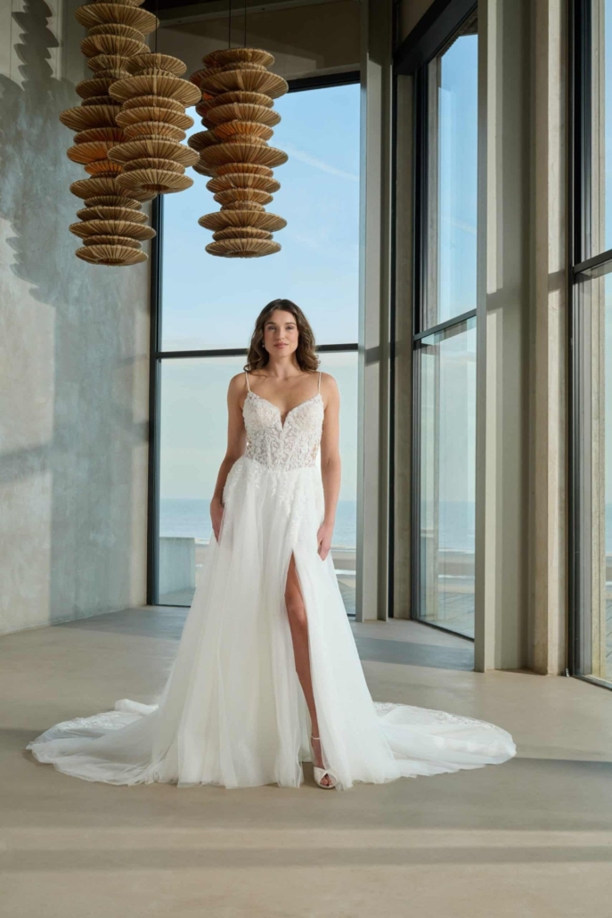 A-Linien-Brautkleid mit Spitzen-Corsage & Spaghettiträgern – Weddingdress Brautfashion Romantisches A-Linien-Brautkleid mit Spaghettiträgern, tiefem V-Ausschnitt, transparenter Spitzen-Corsage und floralen 3D-Applikationen – Weddingdress bei Brautfashion in Sins