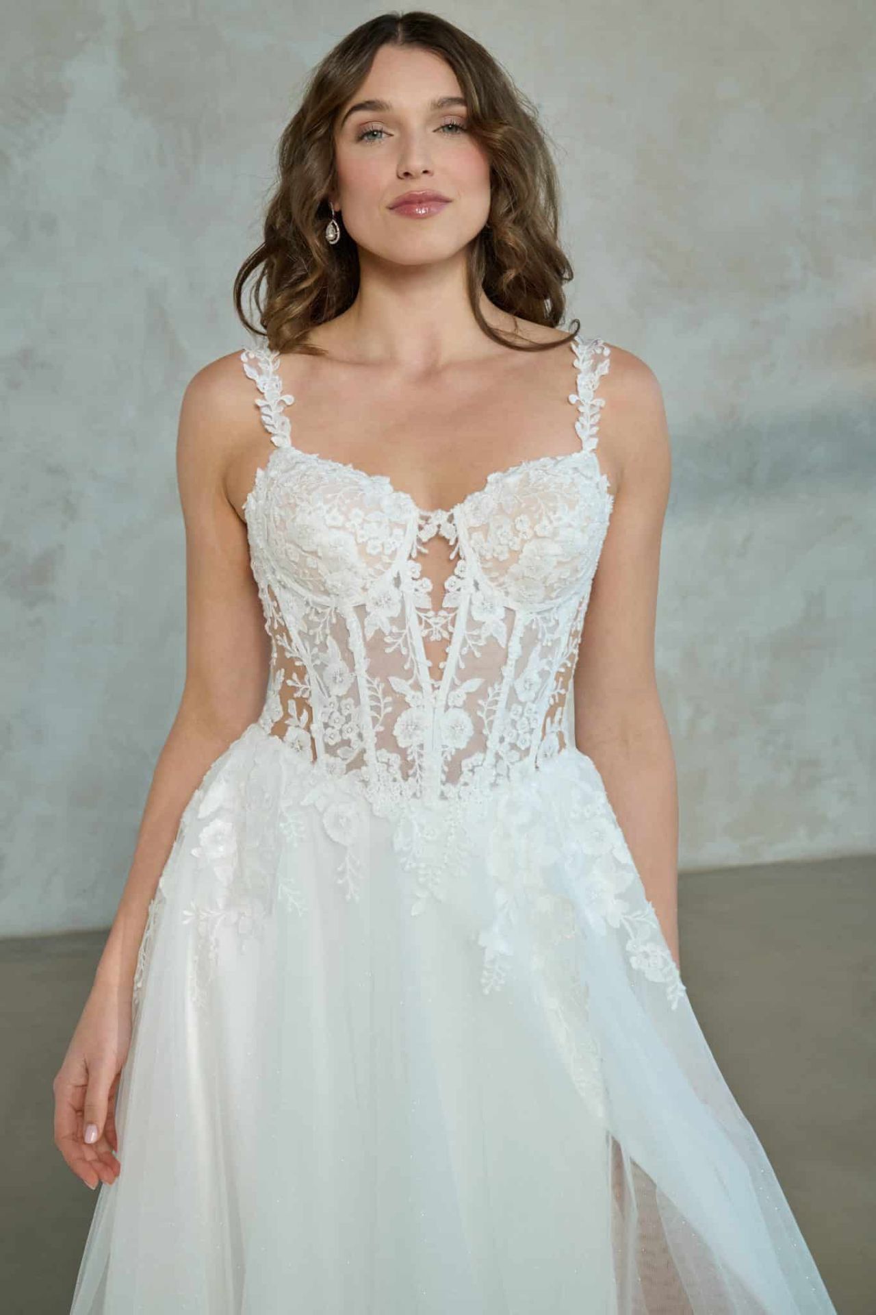 Romantisches A-Linien-Brautkleid mit Lingerie Look, transparenter Spitzen-Corsage, Spaghettiträgern, 3D-Blumenspitze und Tüllrock – Weddingdress bei Brautfashion in Sins