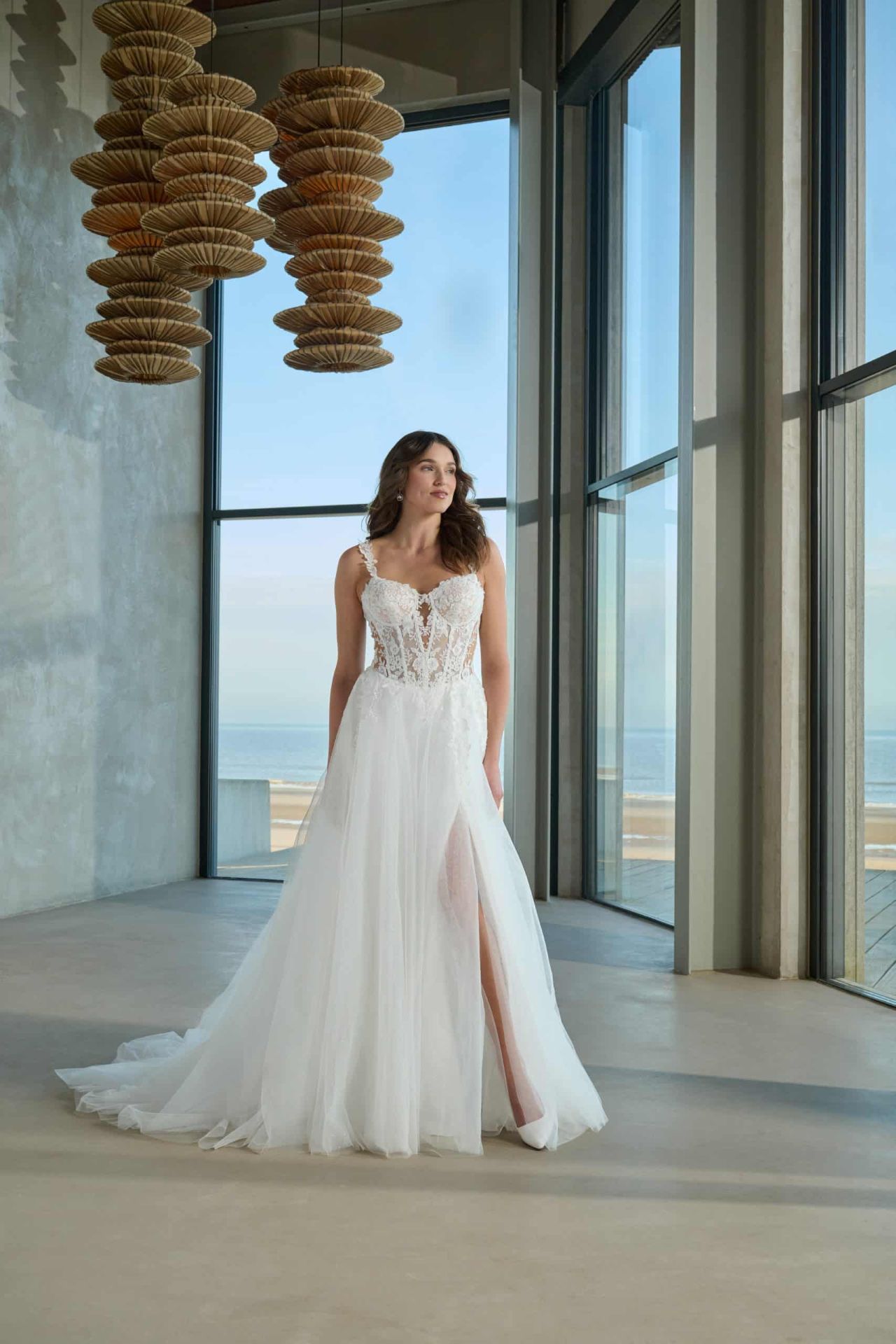 A-Linien-Brautkleid mit Lingerie Look & 3D-Spitze – Weddingdress Brautfashion Romantisches A-Linien-Brautkleid mit Lingerie Look, transparenter Spitzen-Corsage, Spaghettiträgern, 3D-Blumenspitze und Tüllrock – Weddingdress bei Brautfashion in Sins