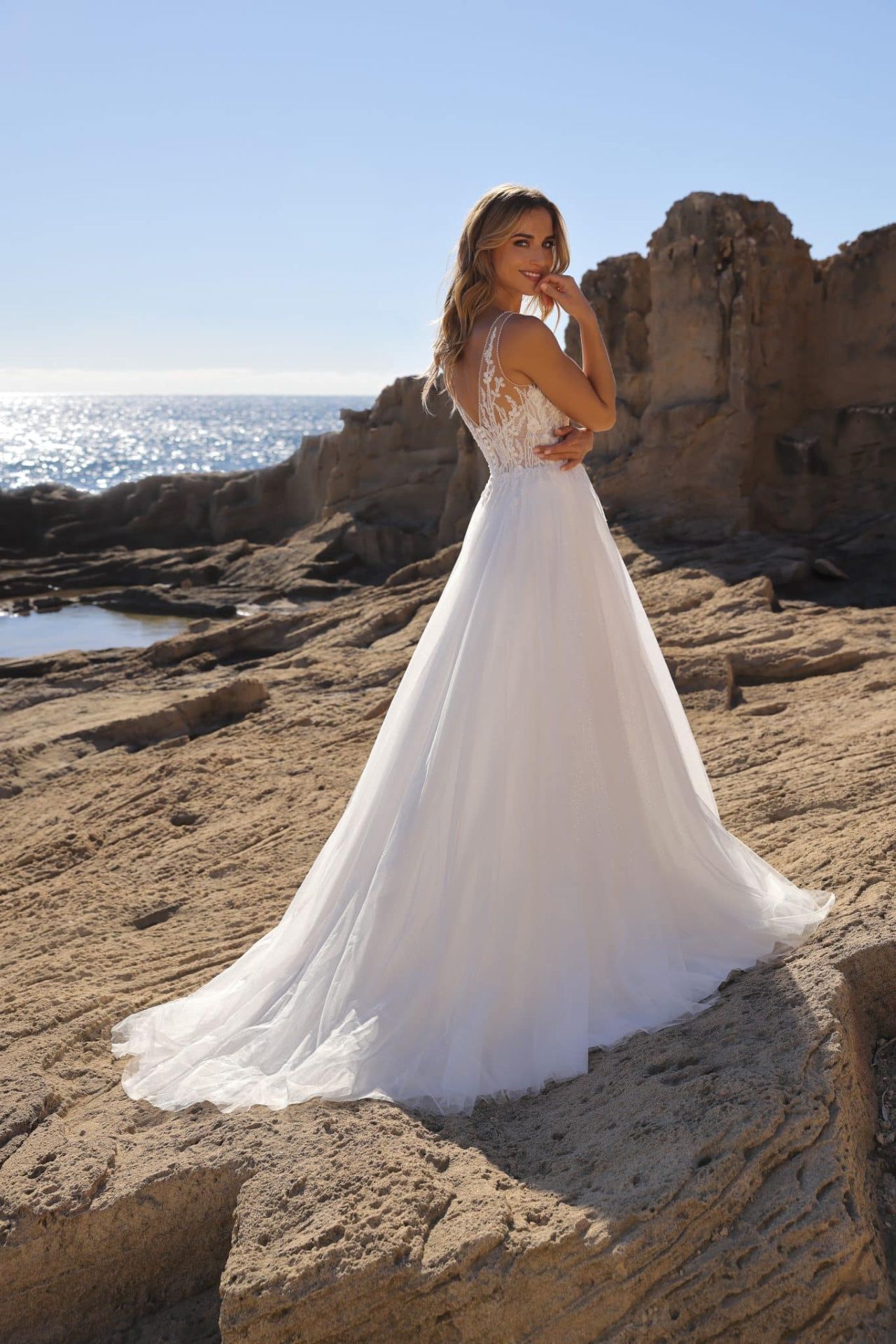 A-Linien-Brautkleid mit Spitzen-Corsage & Tüllrock – Weddingdress Brautfashion Romantisches A-Linien-Brautkleid mit V-Ausschnitt, transparenter Spitzen-Corsage, Spaghettiträgern und luftigem Tüllrock – Weddingdress bei Brautfashion in Sins