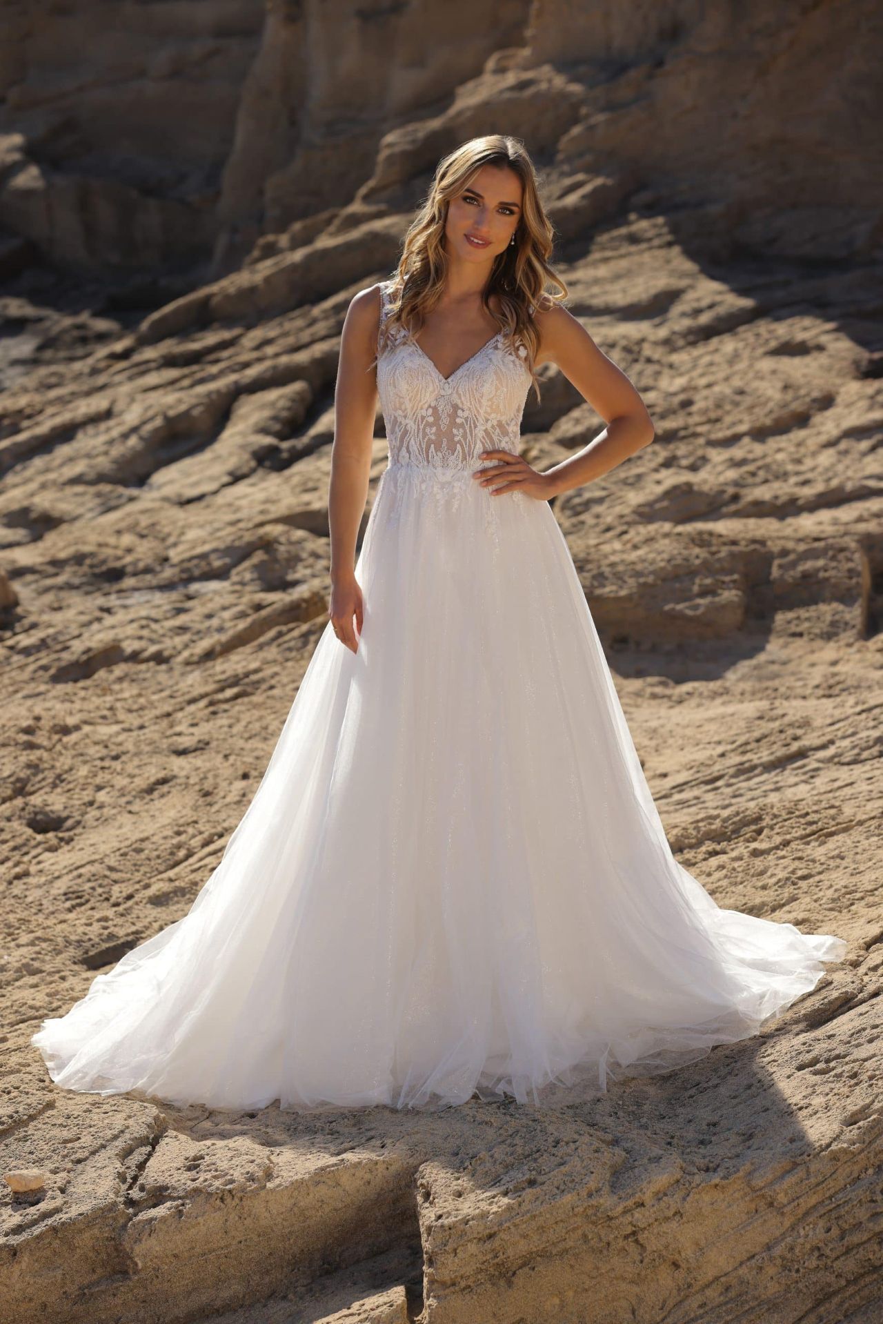 A-Linien-Brautkleid mit Spitzen-Corsage & Tüllrock – Weddingdress Brautfashion Romantisches A-Linien-Brautkleid mit V-Ausschnitt, transparenter Spitzen-Corsage, Spaghettiträgern und luftigem Tüllrock – Weddingdress bei Brautfashion in Sins