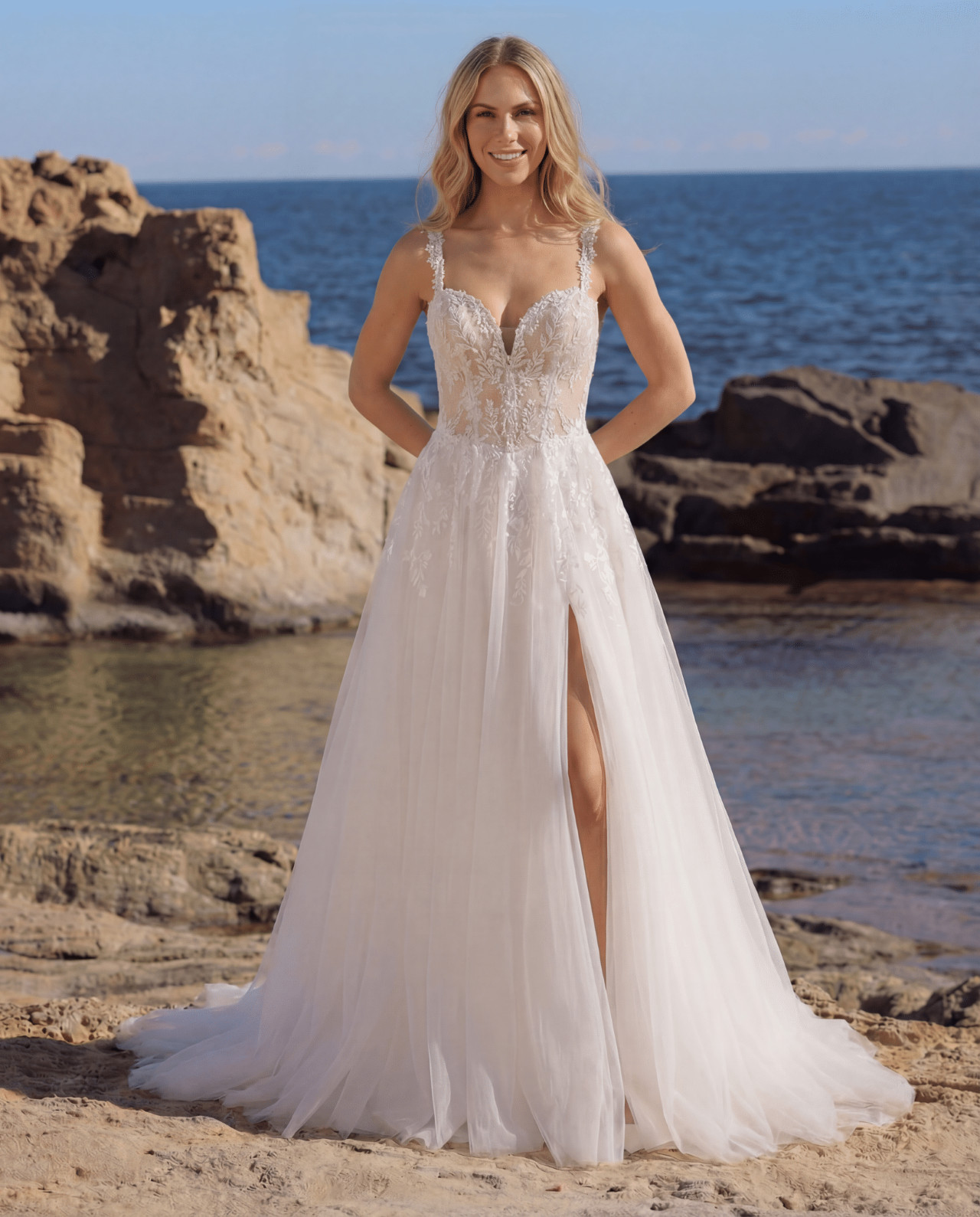 Romantisches A-Linien-Brautkleid mit Spaghettiträgern, transparenter Spitzen-Corsage, floralen Applikationen und luftigem Tüllrock – Weddingdress bei Brautfashion in Sins