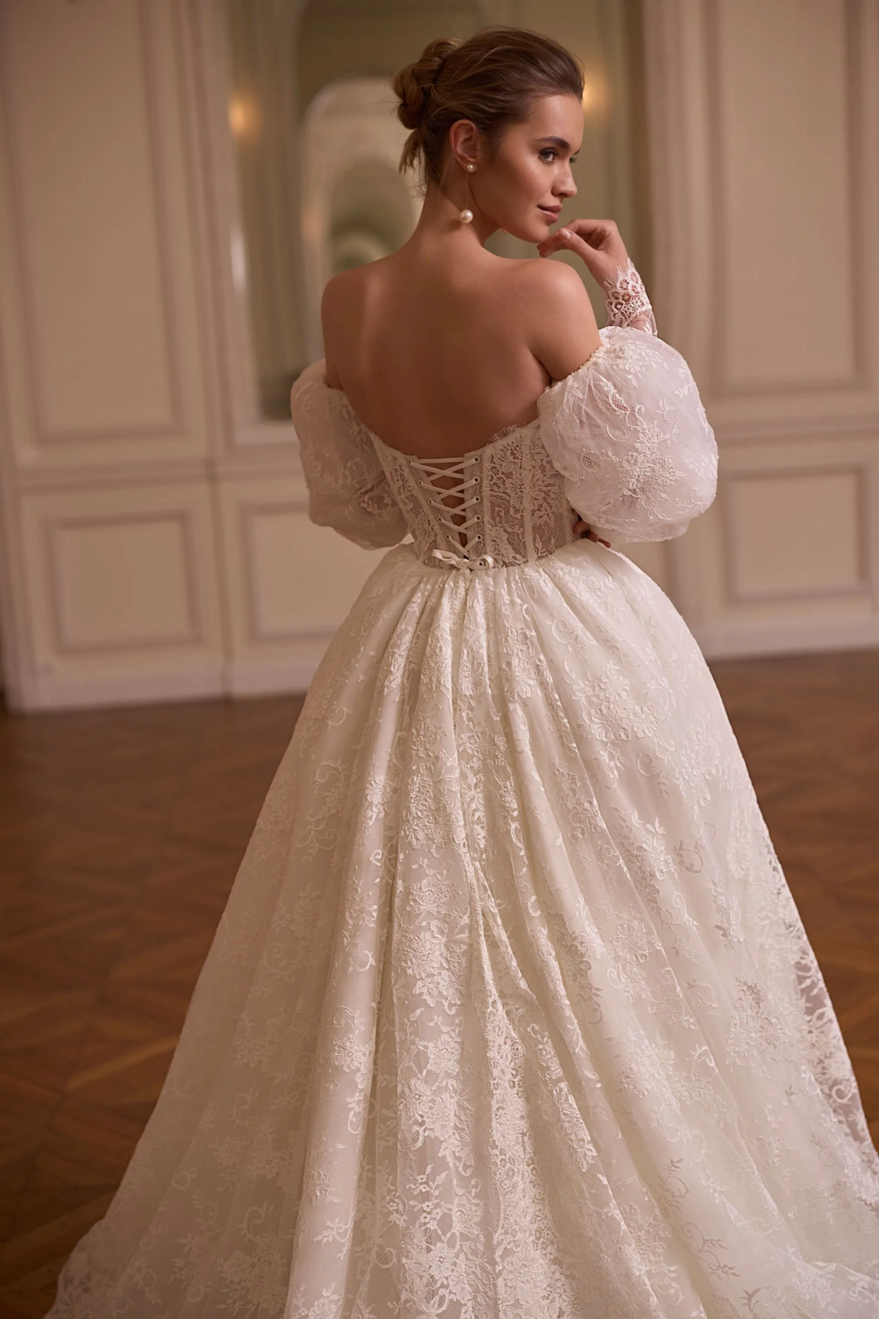 Romantisches Prinzessin-Brautkleid mit Basque Taille, Puffärmeln, transparenter Spitzen-Corsage und floralem Tüllrock – Weddingdress bei Brautfashion in Sins