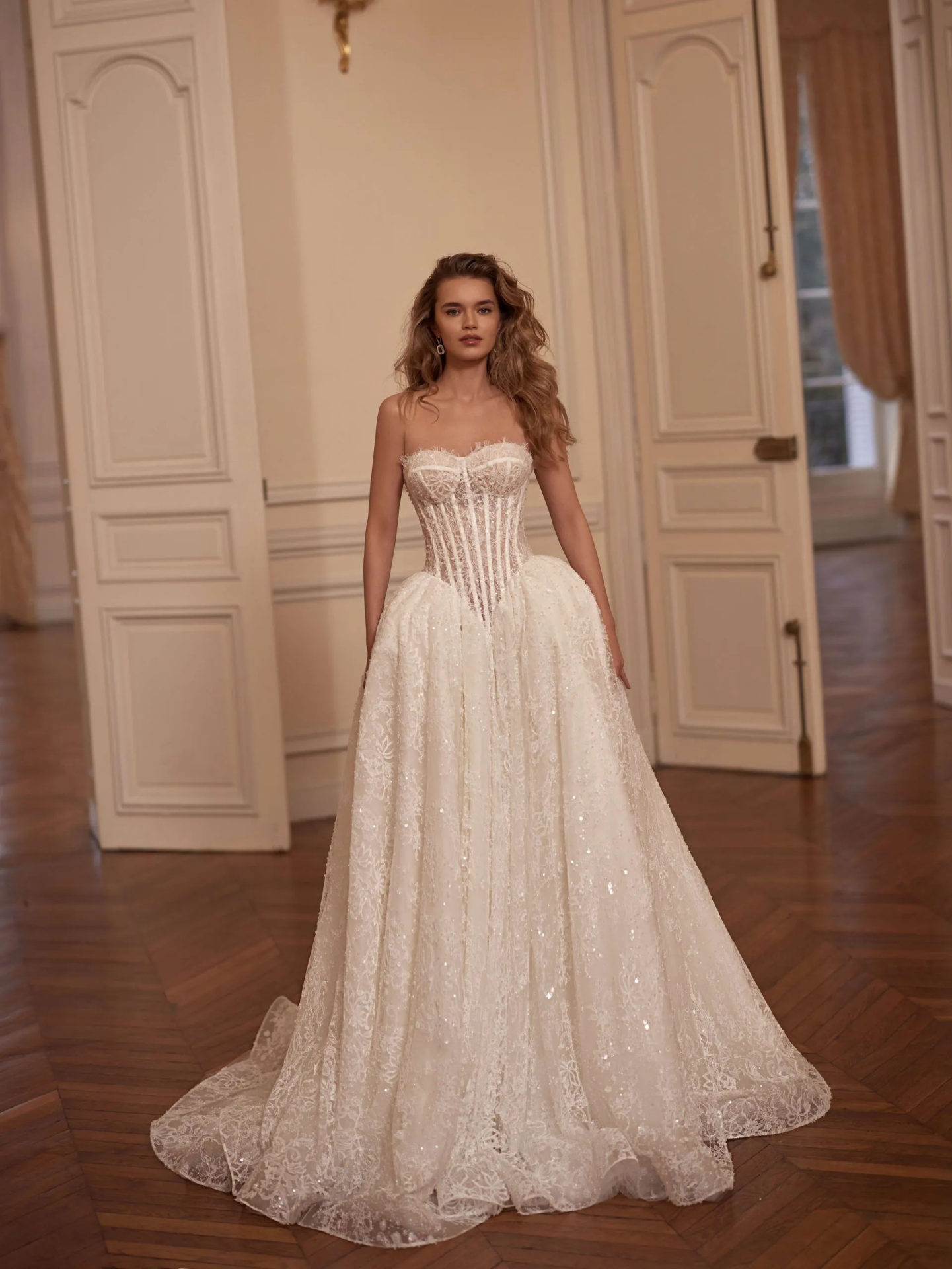 Luxuriöses Prinzessin-Brautkleid mit Basque Taille, transparenter Corsage, Glitzerspitze und voluminösem Rock – Weddingdress bei Brautfashion in Sins