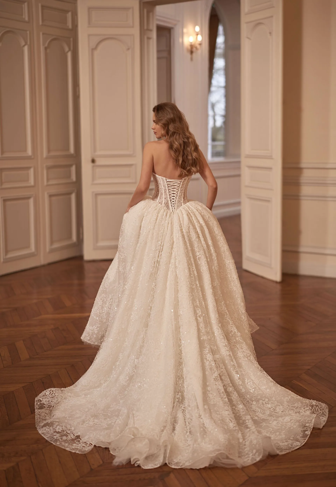 Luxuriöses Prinzessin-Brautkleid mit Basque Taille, transparenter Corsage, Glitzerspitze und voluminösem Rock – Weddingdress bei Brautfashion in Sins