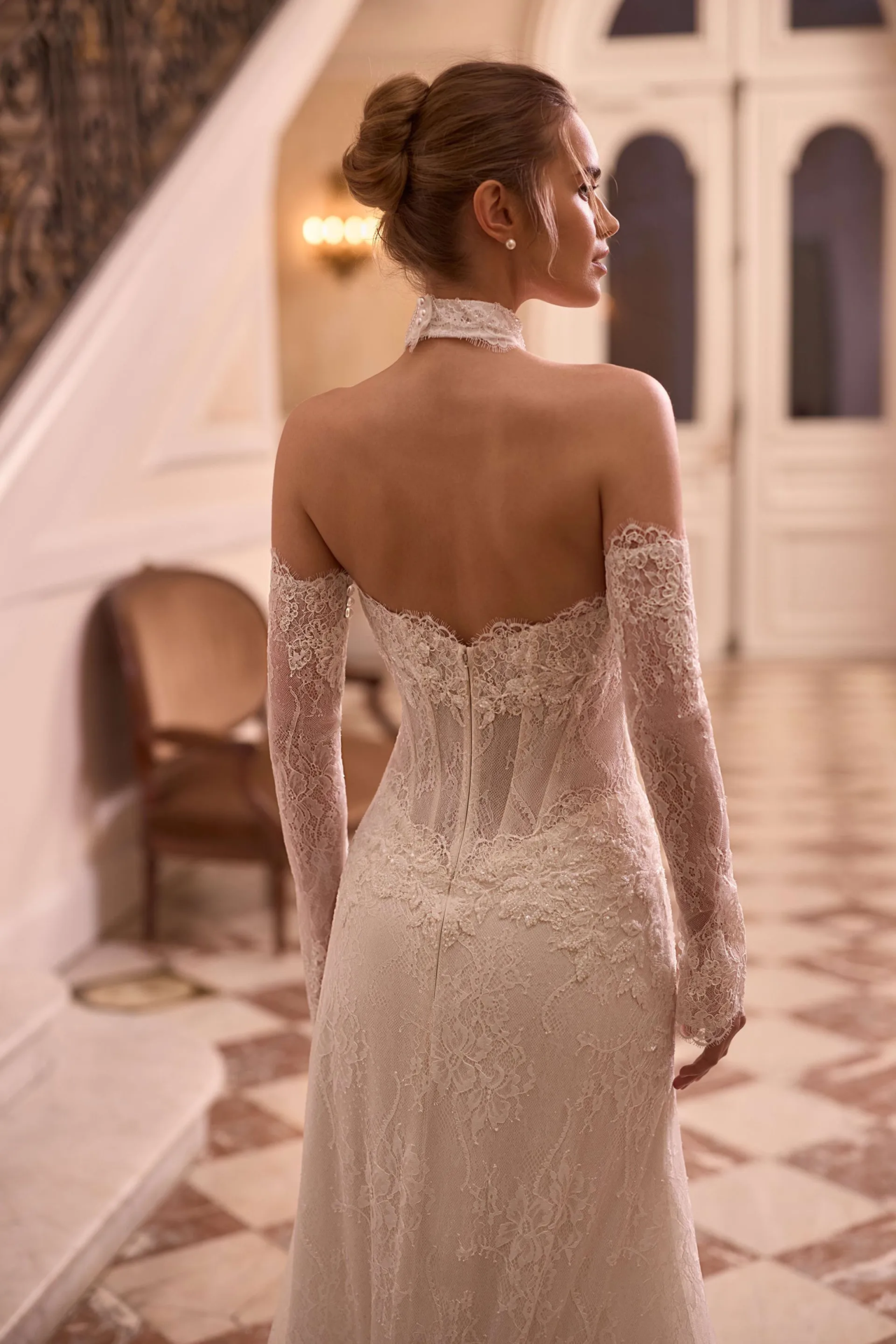 Romantisches Spitzen-Brautkleid mit langen Ärmeln, hohem Spitzenkragen, Schleppe und elegantem Rücken – Weddingdress bei Brautfashion in Sins
