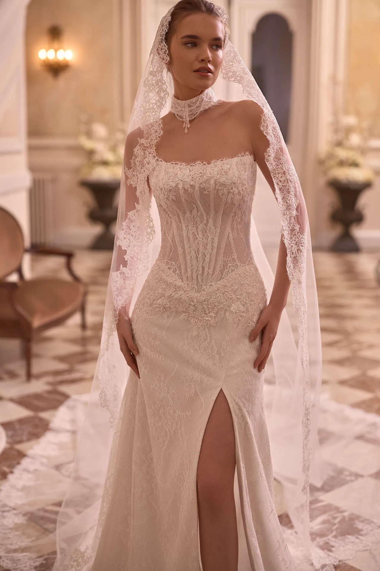 Modernes Spitzen-Brautkleid mit Corsage, Beinschlitz, Spitzenschleier und High-Neck-Schmuckdetail – Weddingdress bei Brautfashion in Sins