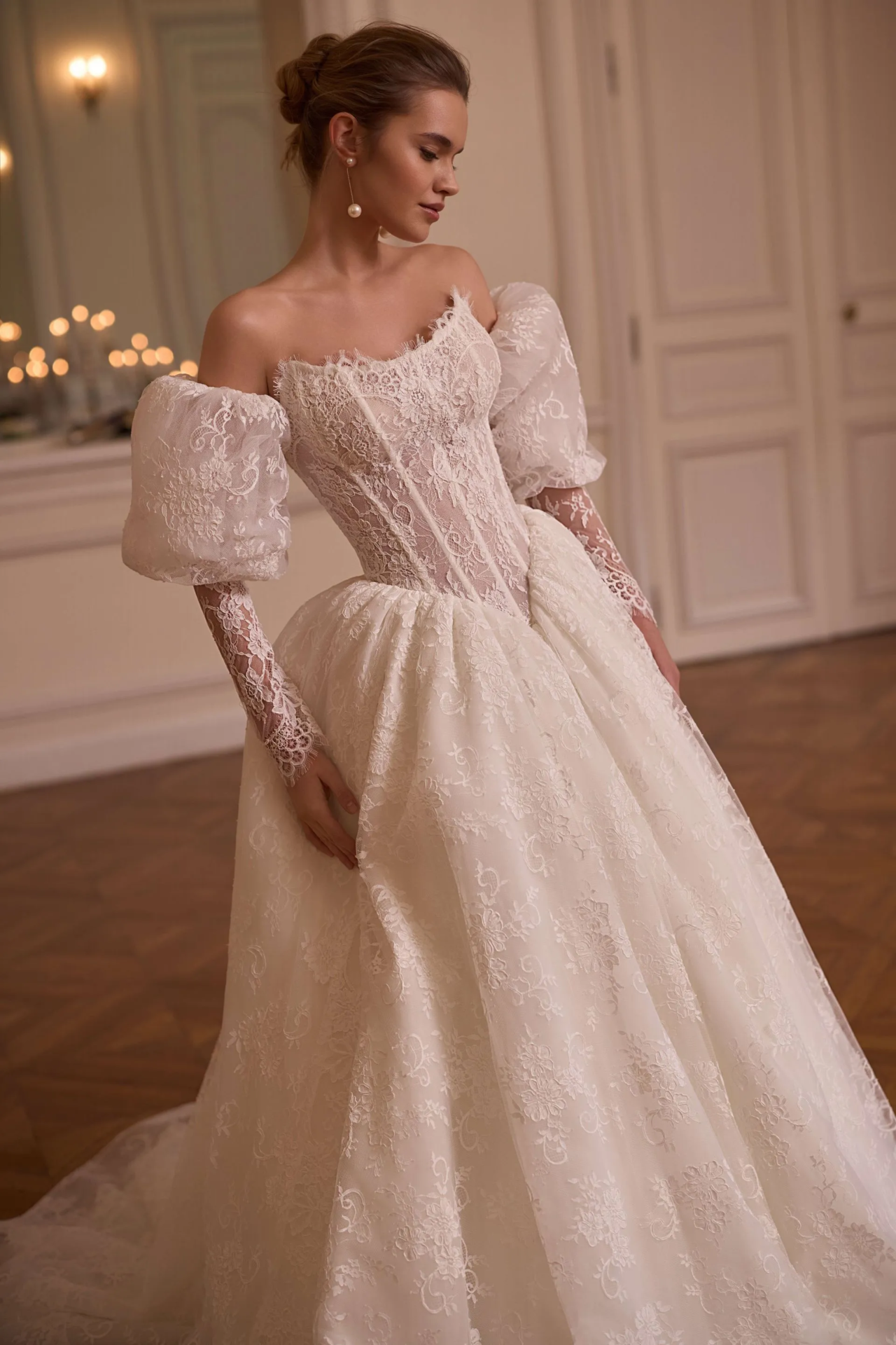 Romantisches Prinzessin-Brautkleid mit Basque Taille, Puffärmeln, transparenter Spitzen-Corsage und floralem Tüllrock – Weddingdress bei Brautfashion in Sins