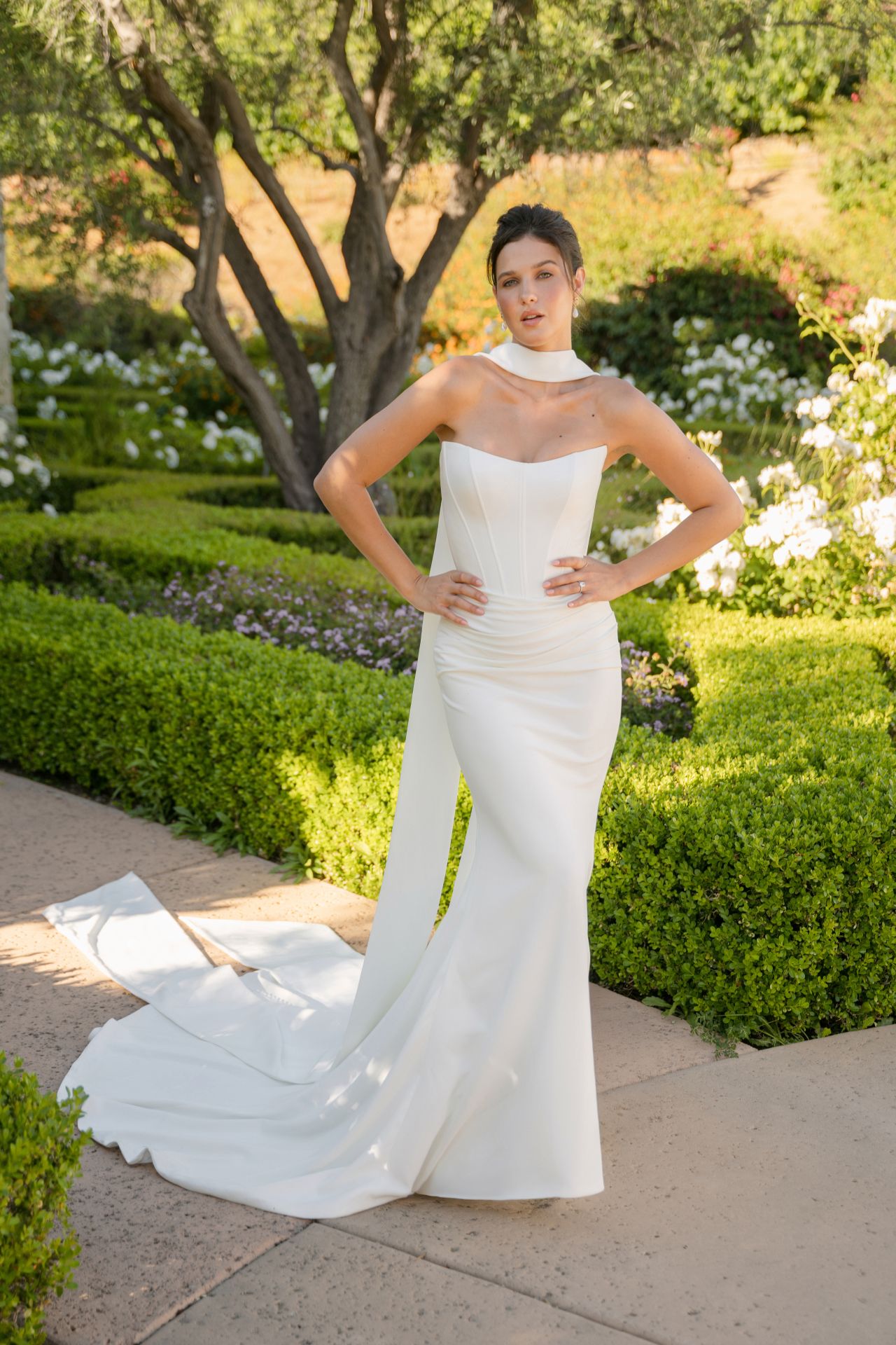 Clean-Chic-Fit-and-Flare-Brautkleid mit trägerloser Corsage, Drapierung, Neck-Scarf-Detail und eleganter Schleppe – Weddingdress bei Brautfashion in Sins
