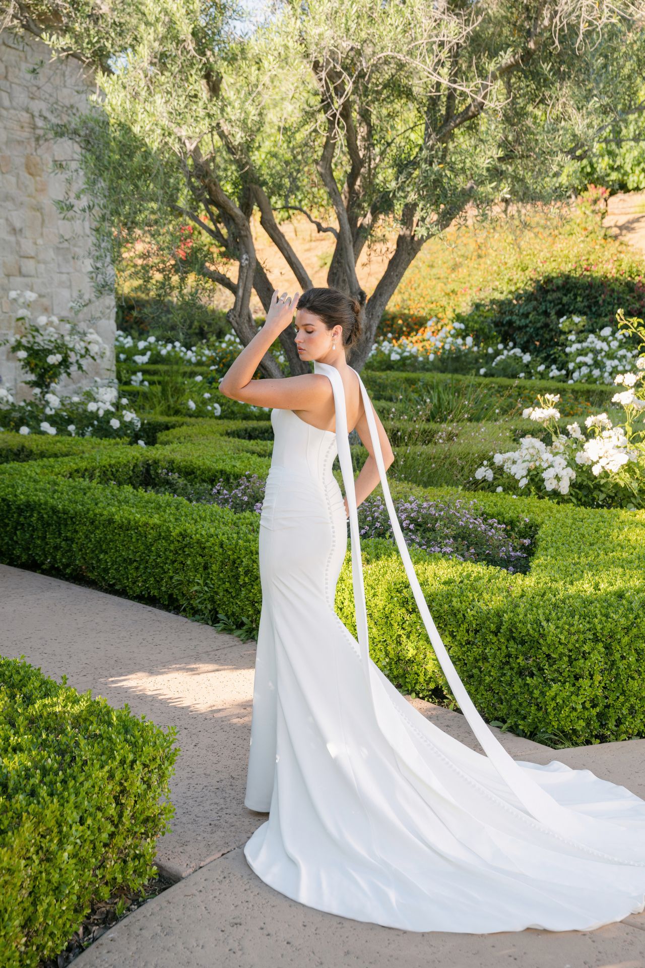 Clean-Chic-Fit-and-Flare-Brautkleid mit trägerloser Corsage, Drapierung, Neck-Scarf-Detail und eleganter Schleppe – Weddingdress bei Brautfashion in Sins