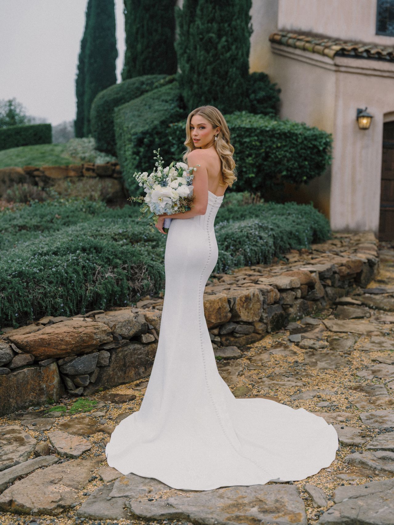 Clean-Chic-Fit-and-Flare-Brautkleid mit trägerloser Drapierung, figurbetonter Silhouette und schlichter Schleppe – Weddingdress bei Brautfashion in Sins