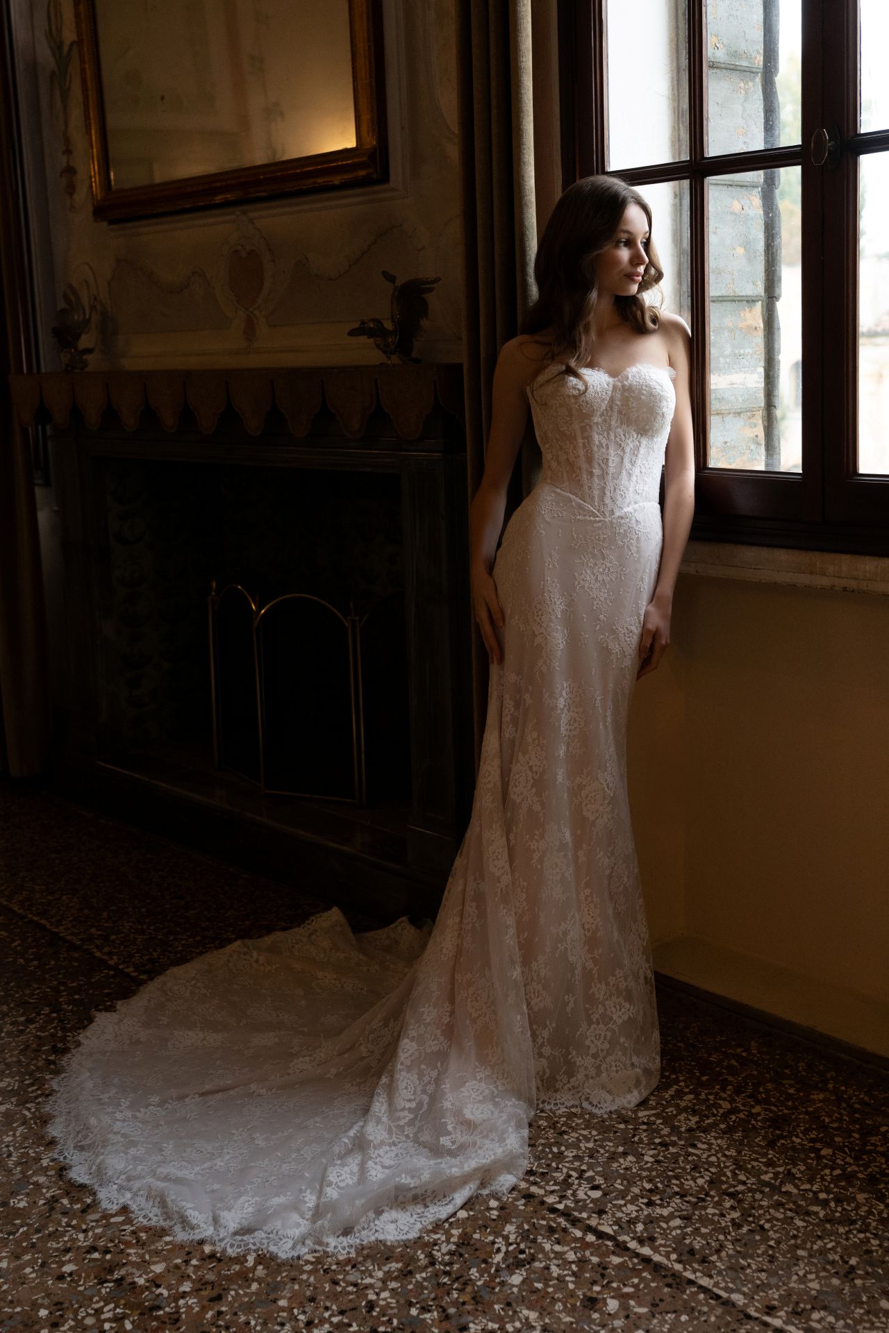 Elegantes Fit-and-Flare-Brautkleid mit All Over Lace, Spitzen-Corsage, Choker-Detail, Puffärmeln und langer Spitzenschleppe – Weddingdress bei Brautfashion in Sins