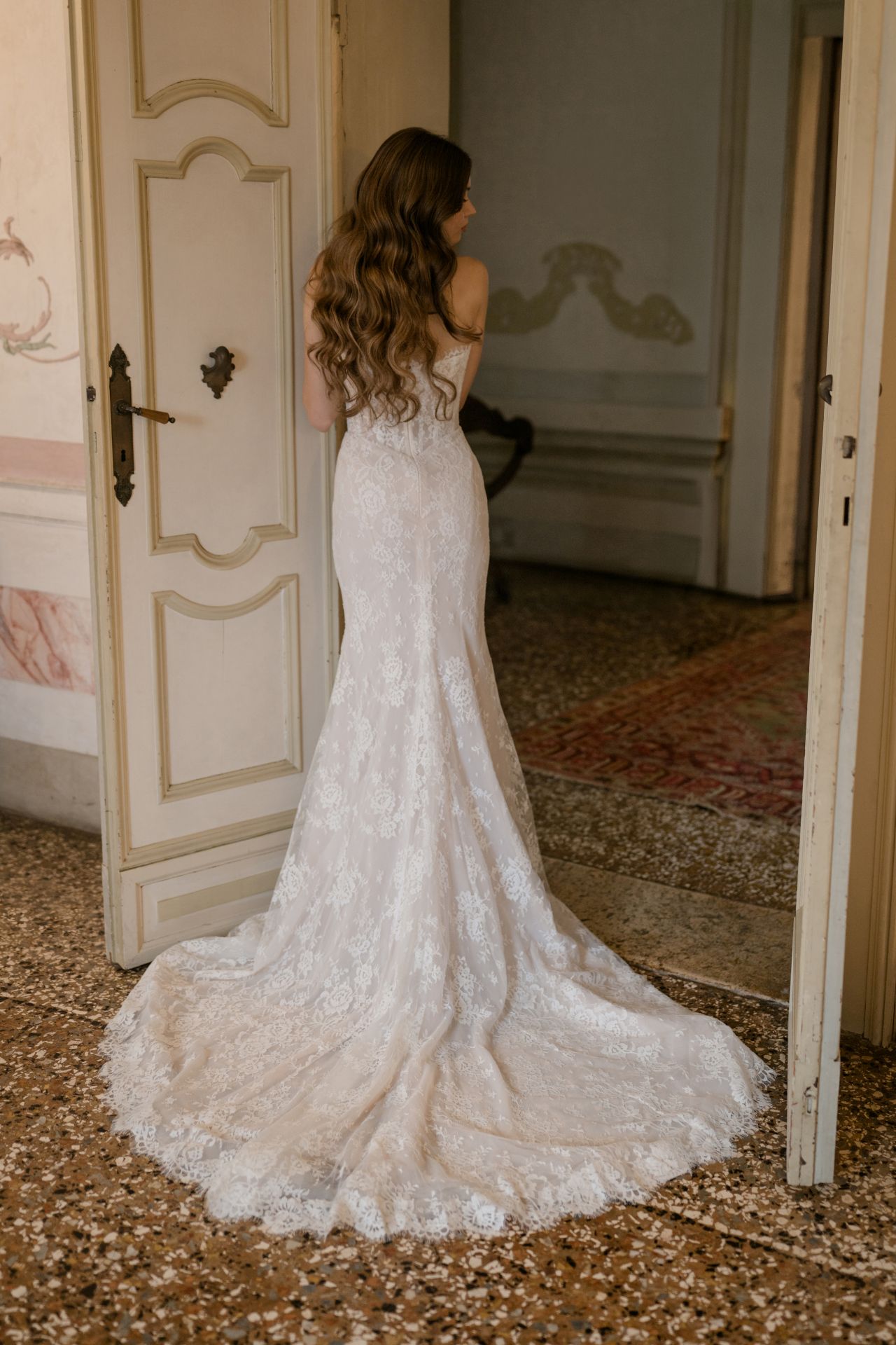 Elegantes Fit-and-Flare-Brautkleid mit All Over Lace, Spitzen-Corsage, Choker-Detail, Puffärmeln und langer Spitzenschleppe – Weddingdress bei Brautfashion in Sins