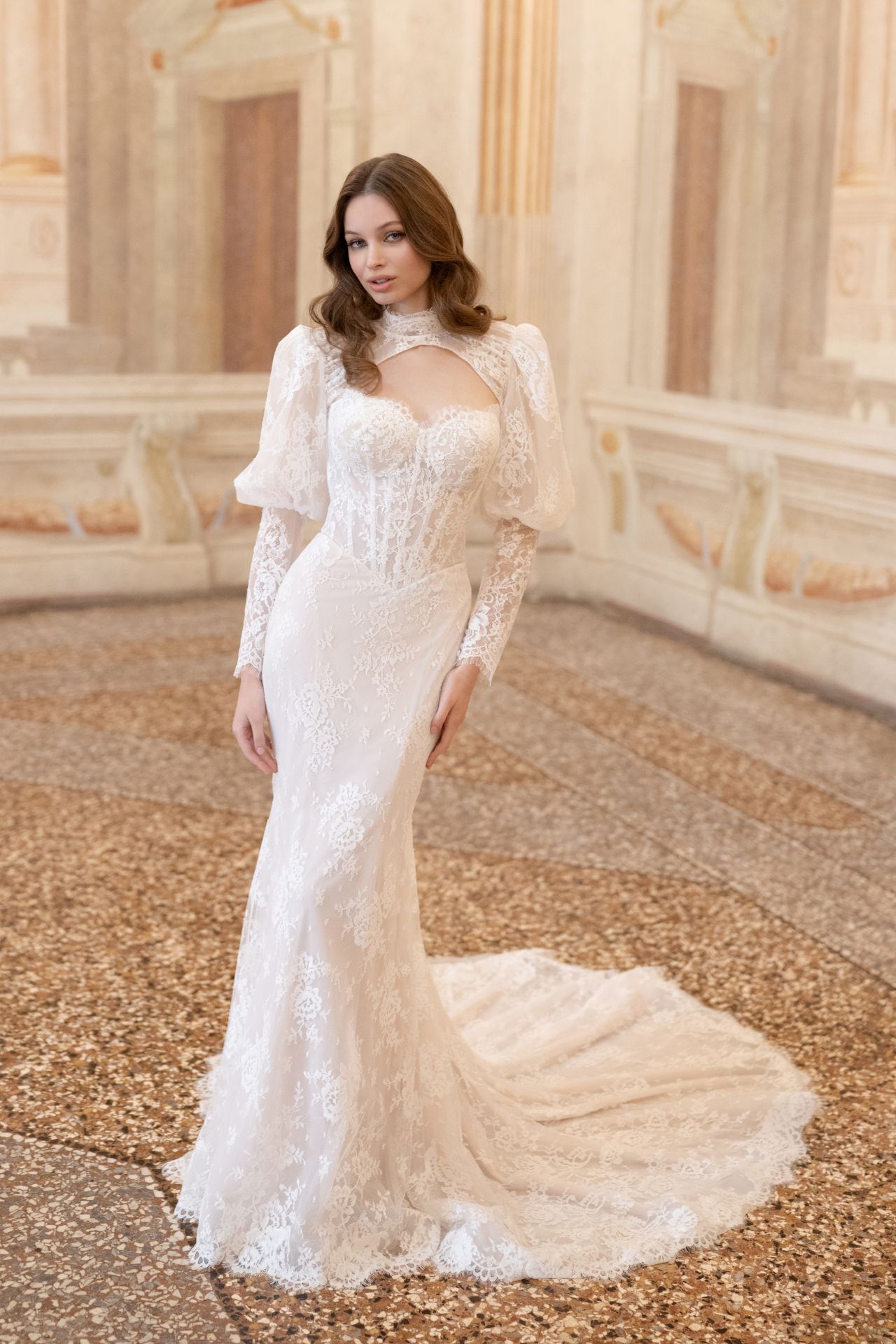 Rückenansicht eines Fit-and-Flare-Brautkleids mit All Over Lace, figurbetonter Silhouette, Spitzenoberteil und langer romantischer Schleppe – Weddingdress bei Brautfashion in Sins