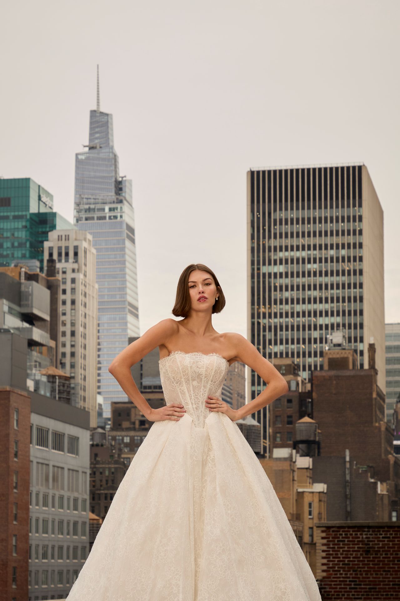 Prinzessin-Brautkleid mit Basque Taille & All Over Lace – Weddingdress Brautfashion Modernes Prinzessin-Brautkleid mit trägerloser Spitzen-Corsage, Basque Taille, All Over Lace und voluminösem Rock – Weddingdress bei Brautfashion in Sins