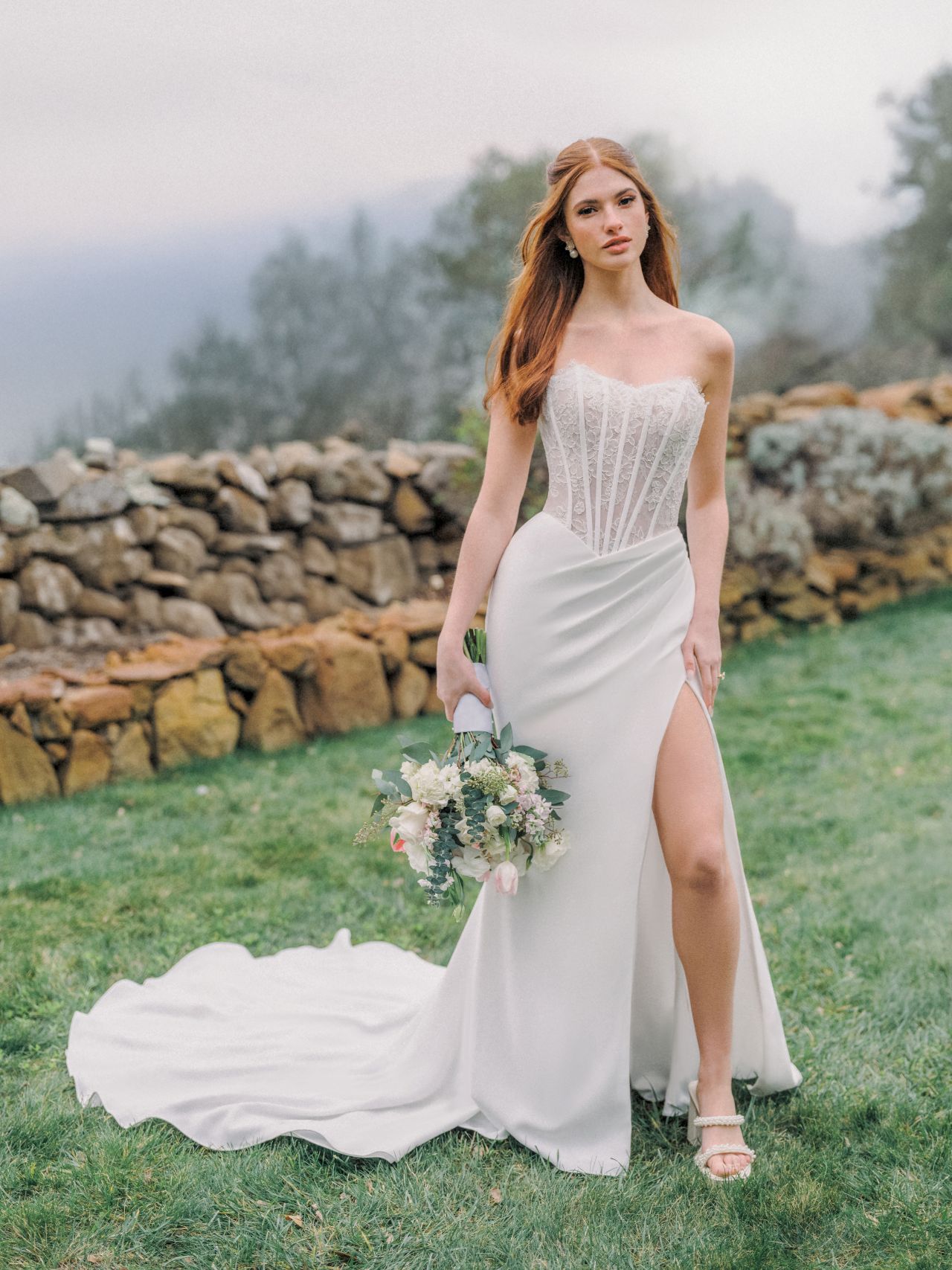 Modernes Fit-and-Flare-Brautkleid mit transparenter Corsage, Basque Taille, Beinschlitz und schlichter Schleppe – Weddingdress bei Brautfashion in Sins