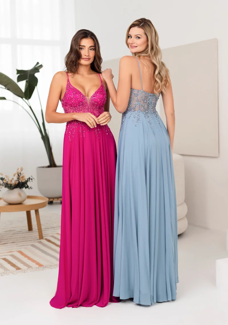 Elegante Festkleider in Pink und Hellblau mit Spaghettiträgern, V-Ausschnitt, transparentem Spitzenoberteil, Perlen- und Glitzerdetails sowie fliessendem Rock – Festmode bei Brautfashion in Sins