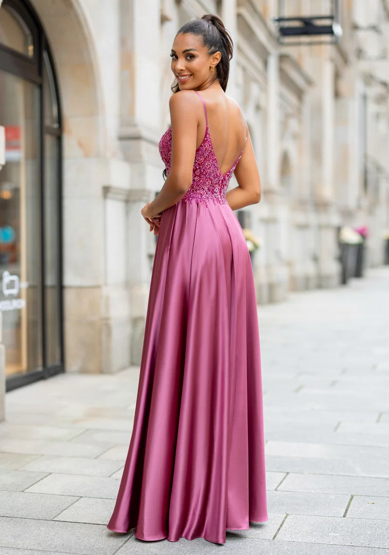 Pinkes Festkleid mit Spaghettiträgern, V-Ausschnitt, besticktem Spitzenoberteil, Perlen- und Glitzerdetails sowie fliessendem Satinrock – Festmode bei Brautfashion in Sins