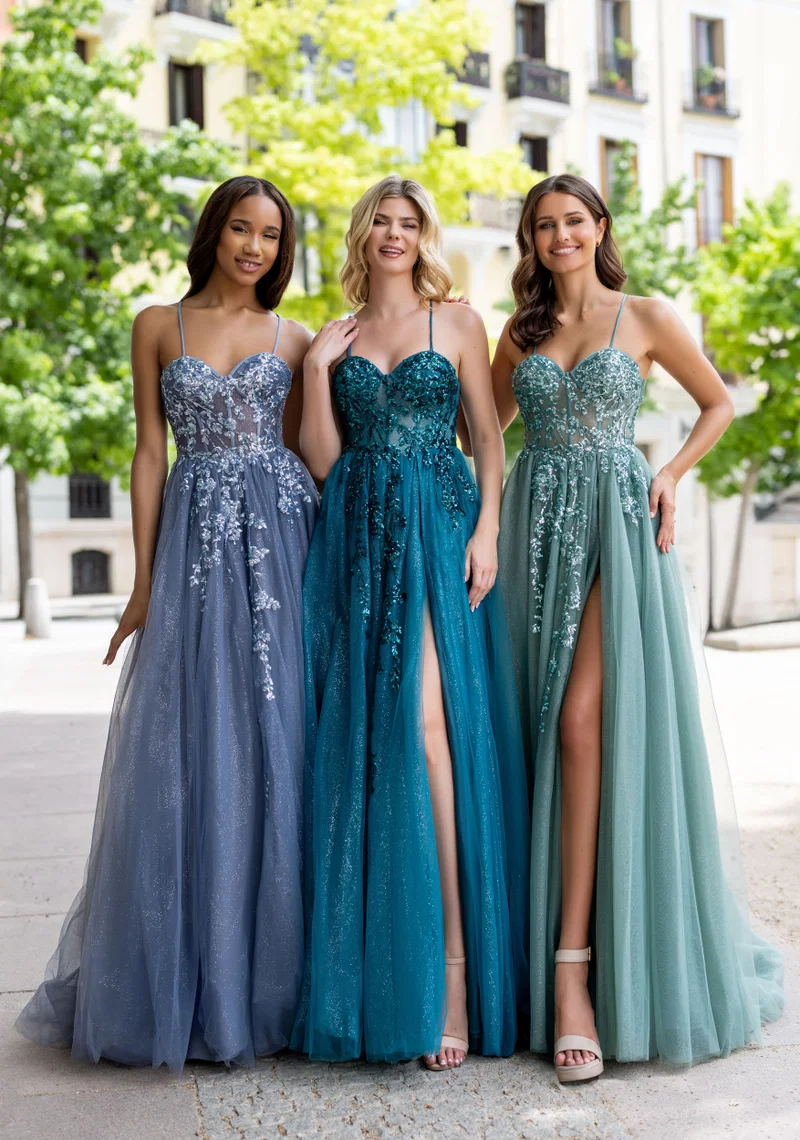 Drei elegante Festkleider in Blau-Grau, Petrolblau und Salbeigrün mit Spaghettiträgern, transparenter Corsage, Perlen- und Glitzerdetails, Beinschlitz und fliessendem Tüllrock – Festmode bei Brautfashion in Sins