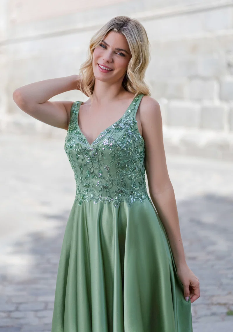 Salbeigrünes Festkleid mit breiten Trägern, V-Ausschnitt, besticktem Spitzenoberteil, Perlen- und Glitzerdetails sowie fliessendem Satinrock – Festmode bei Brautfashion in Sins