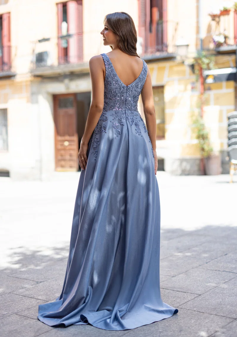 Blau-graues Festkleid mit breiten Trägern, V-Ausschnitt, besticktem Spitzenoberteil, Perlen- und Glitzerdetails sowie fliessendem Satinrock – Festmode bei Brautfashion in Sins