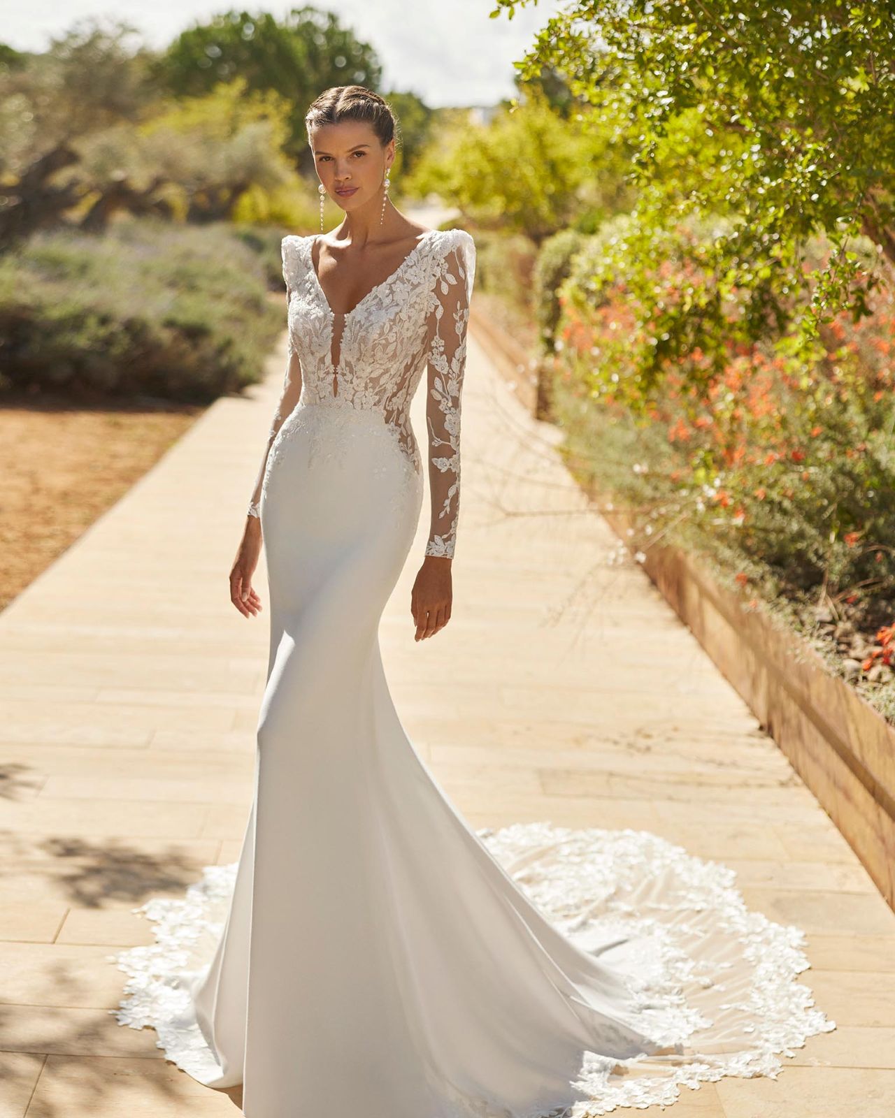 Elegantes Fit & Flare Hochzeitskleid mit tiefem V-Ausschnitt, langen Spitzenärmeln, transparentem Rücken und langer Spitzenschleppe – Vorder- und Rückenansicht bei Brautfashion in Sins